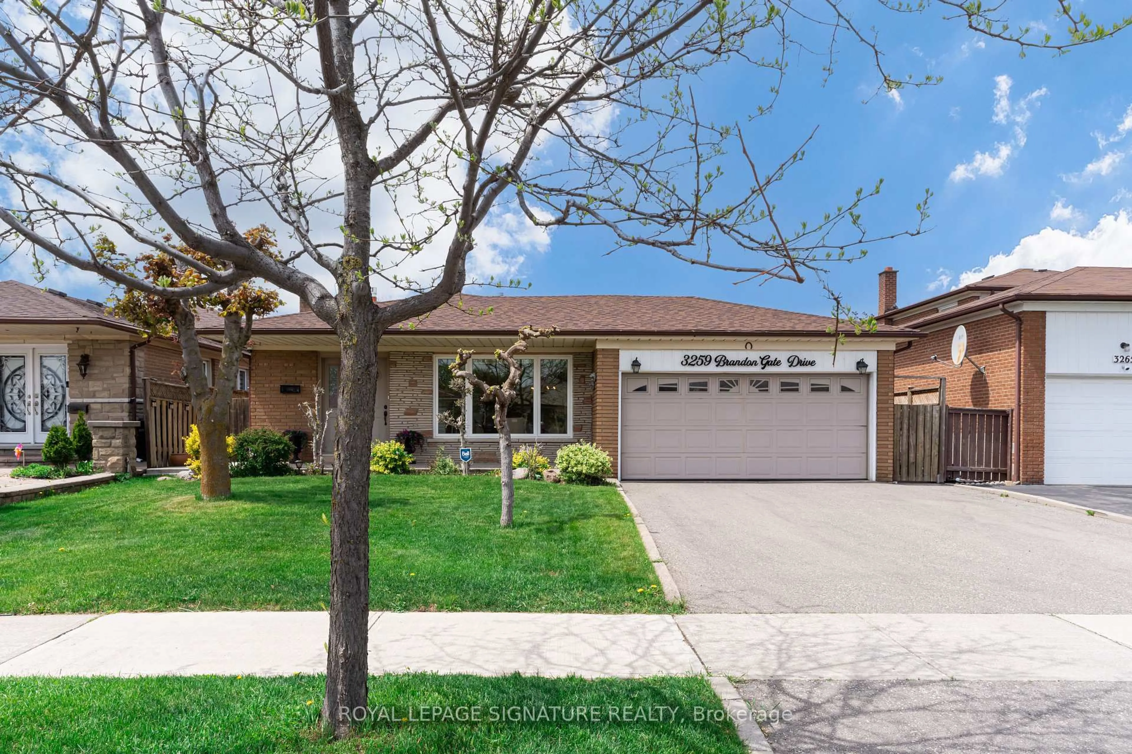 Home with brick exterior material, street for 3259 Brandon Gate Dr, Mississauga Ontario L4T 2G3