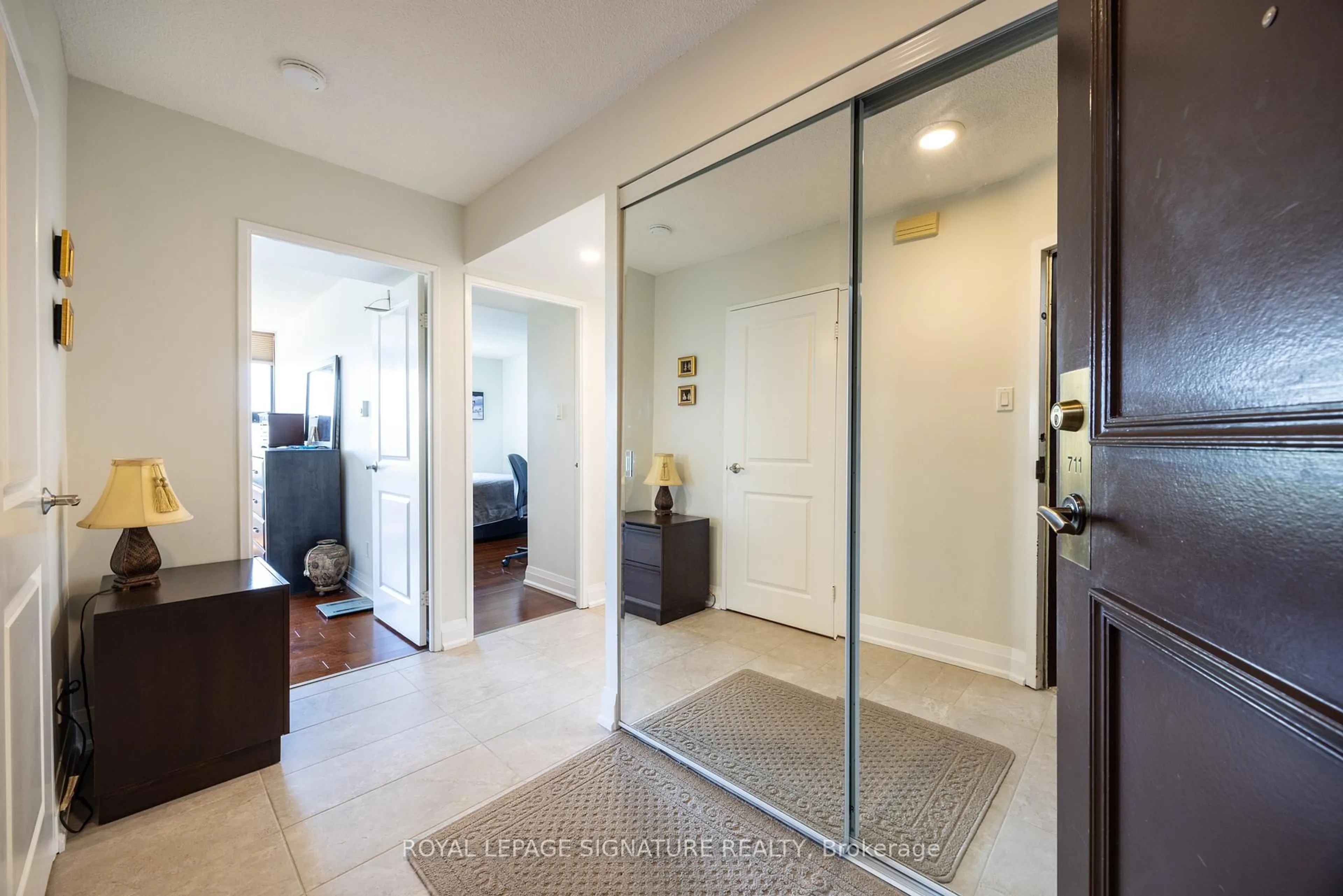 Indoor entryway for 1300 Bloor St #711, Mississauga Ontario L4Y 3Z2