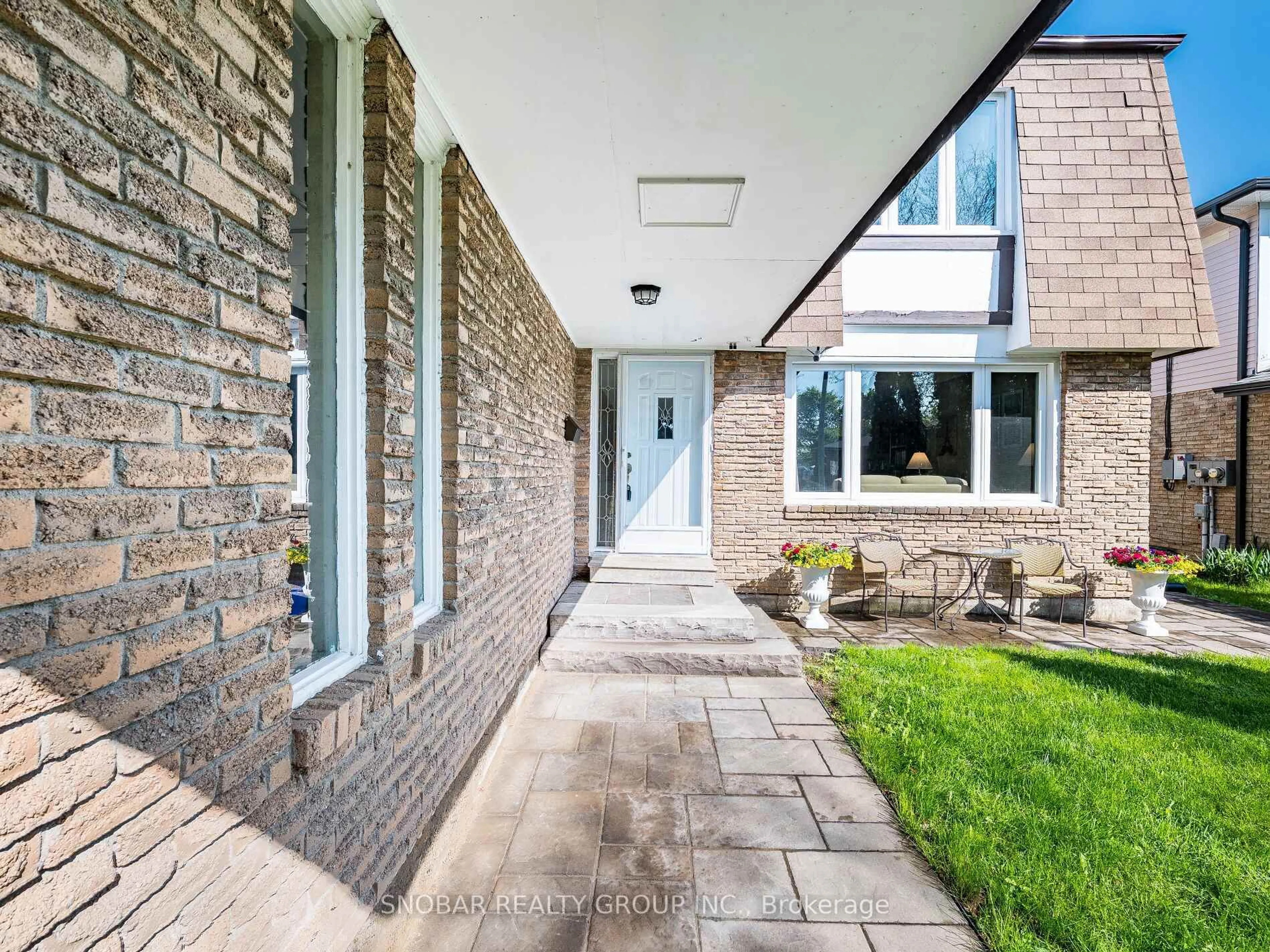 Home with brick exterior material, street for 2497 Nikanna Rd, Mississauga Ontario L5C 2W8