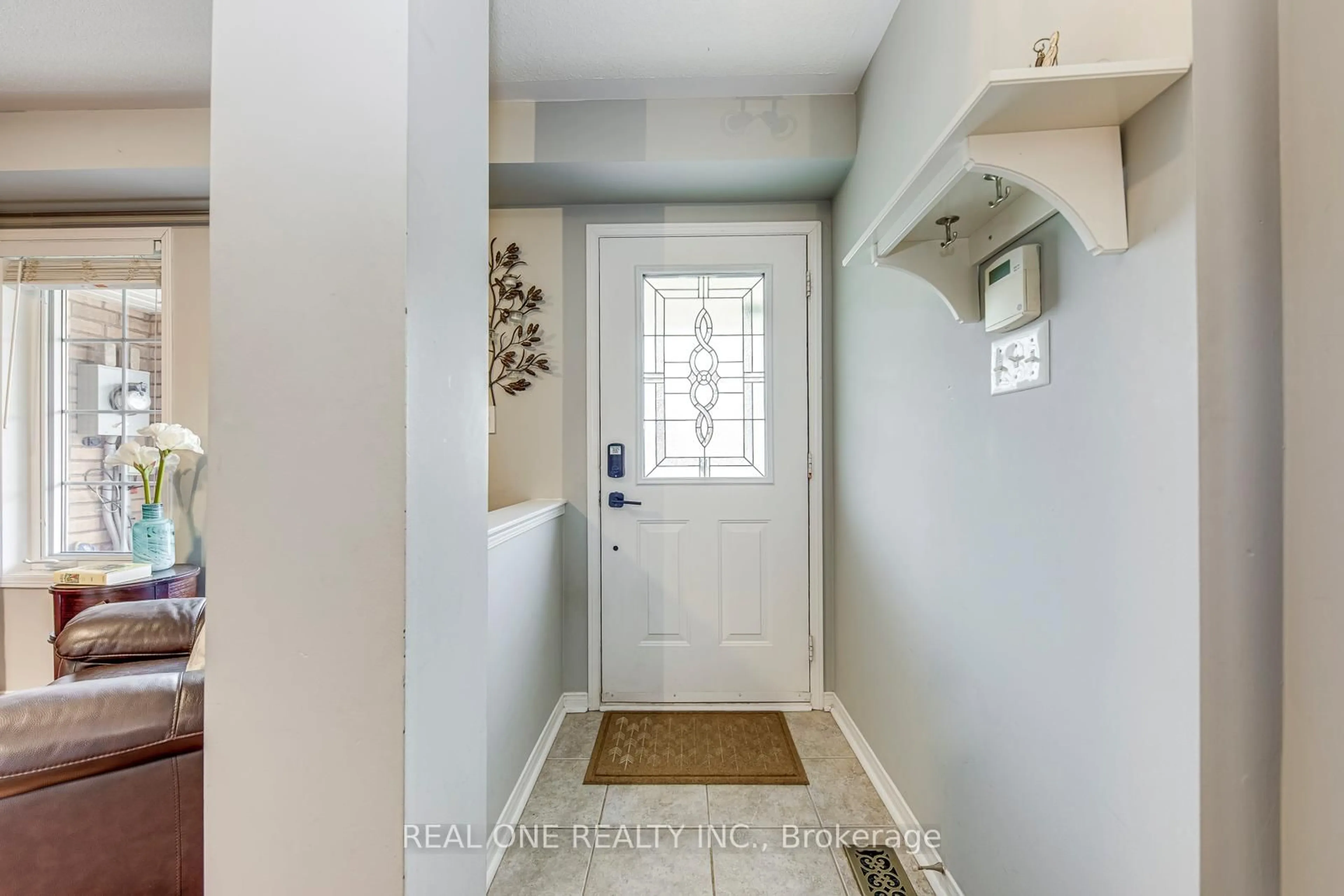 Indoor entryway for 2297 Saddlecreek Cres, Oakville Ontario L6M 5J6
