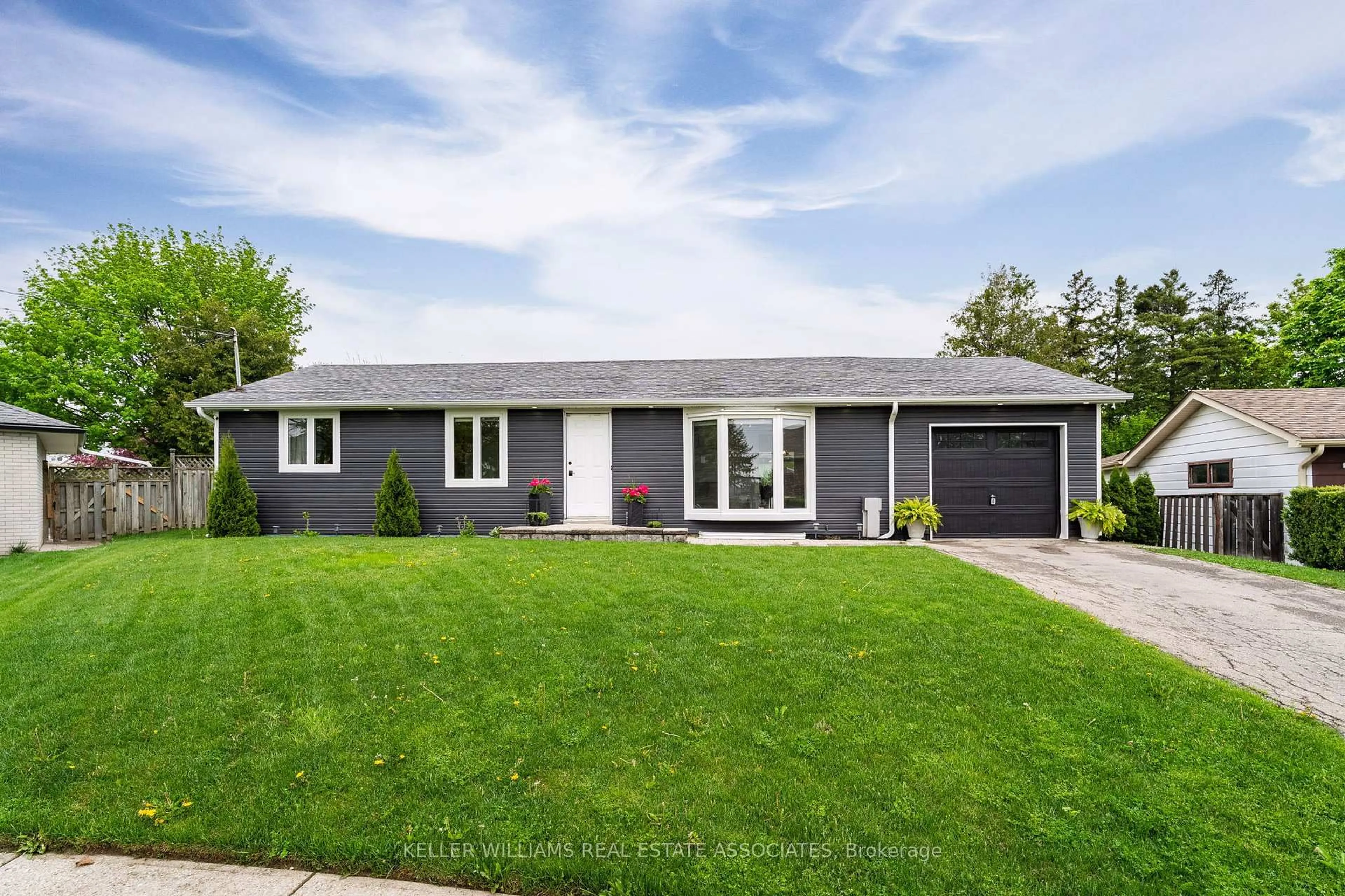 Home with vinyl exterior material, street for 14 Jessop Crt, Halton Hills Ontario L7G 4P1