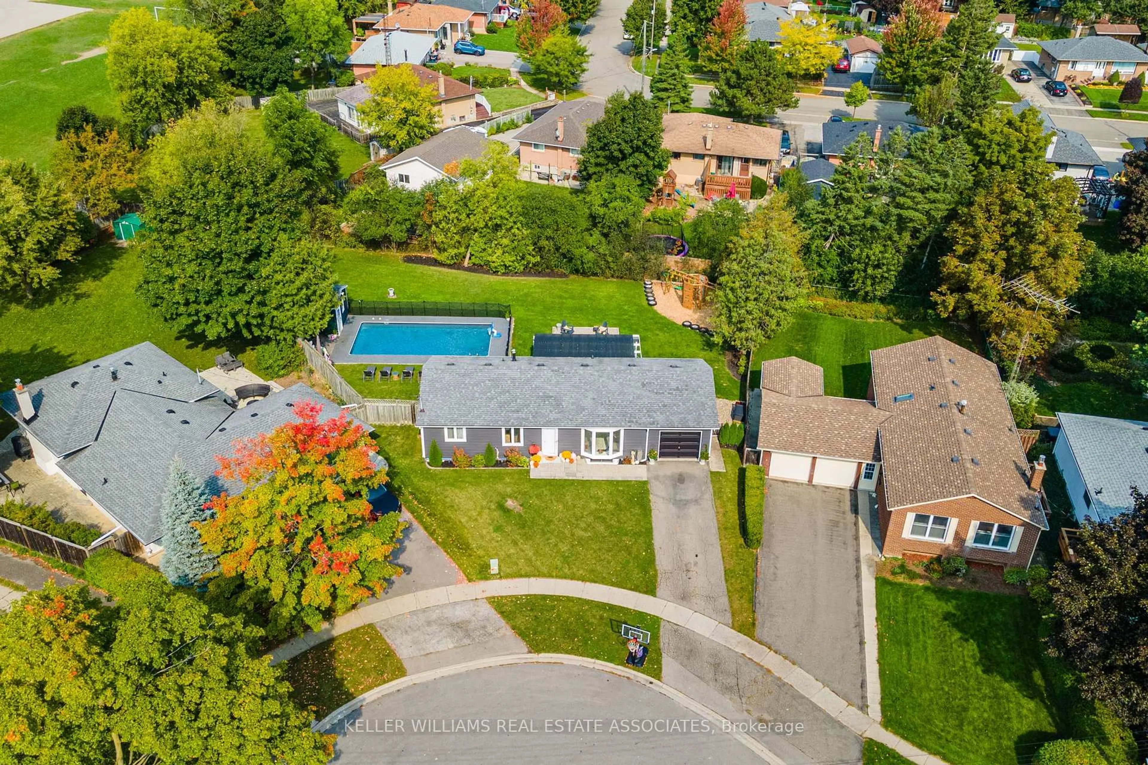 A pic from outside/outdoor area/front of a property/back of a property/a pic from drone, street for 14 Jessop Crt, Halton Hills Ontario L7G 4P1