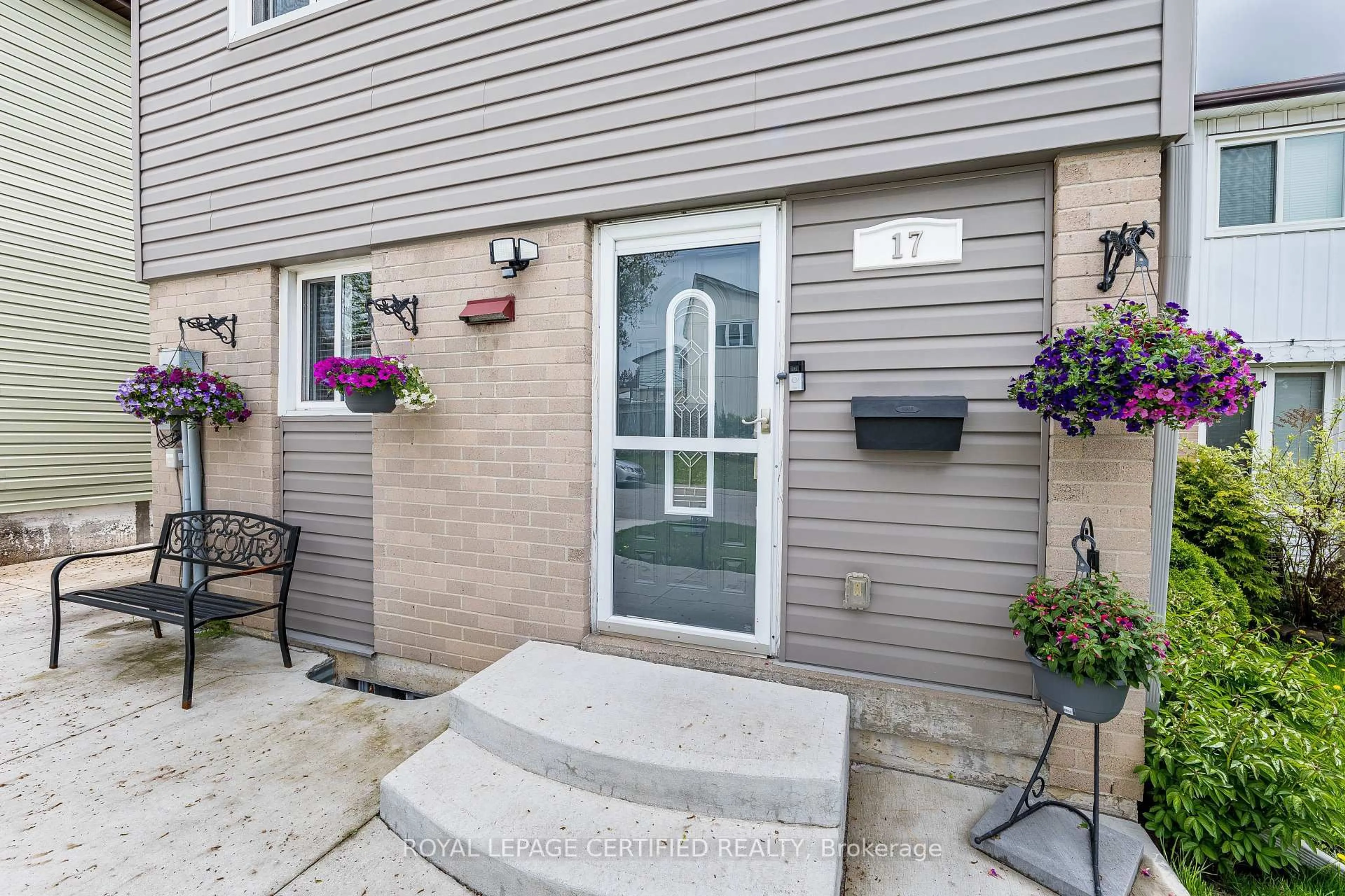 Indoor entryway for 17 Holmcrest Crt, Brampton Ontario L6S 1R7
