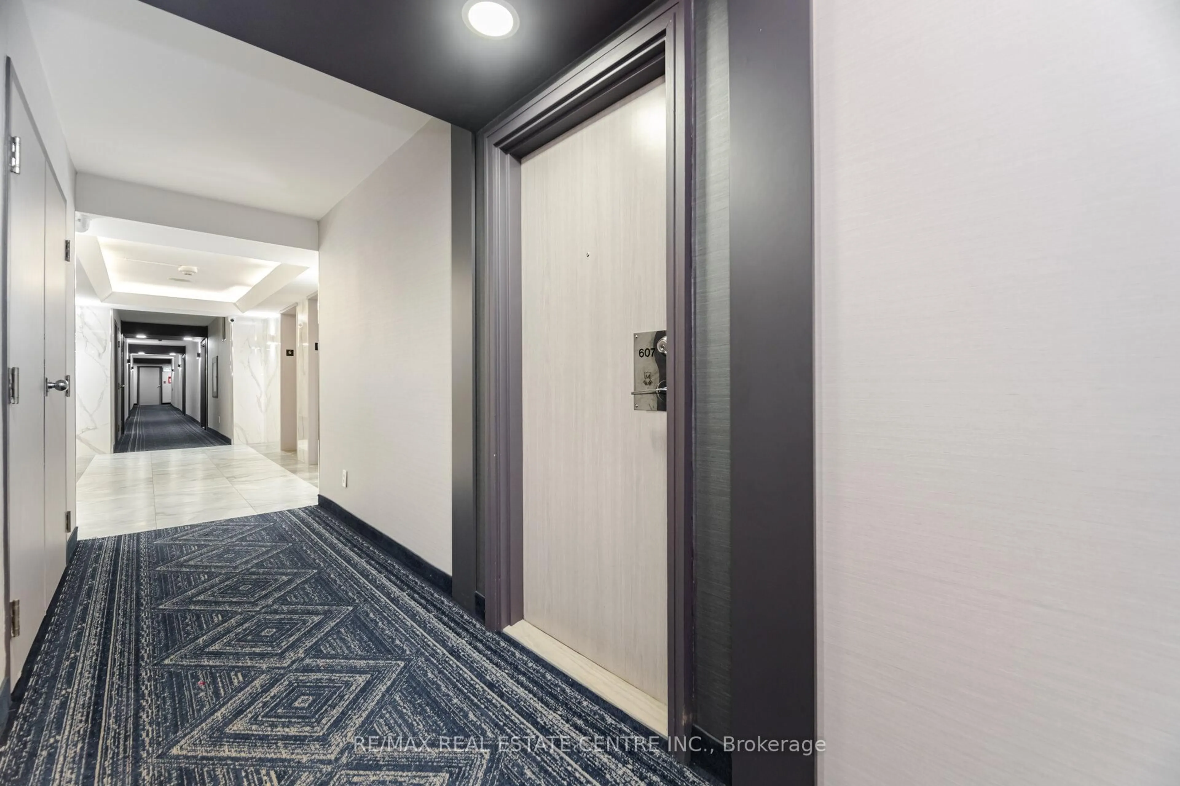 Indoor foyer for 335 Webb Dr #607, Mississauga Ontario L5B 4A1