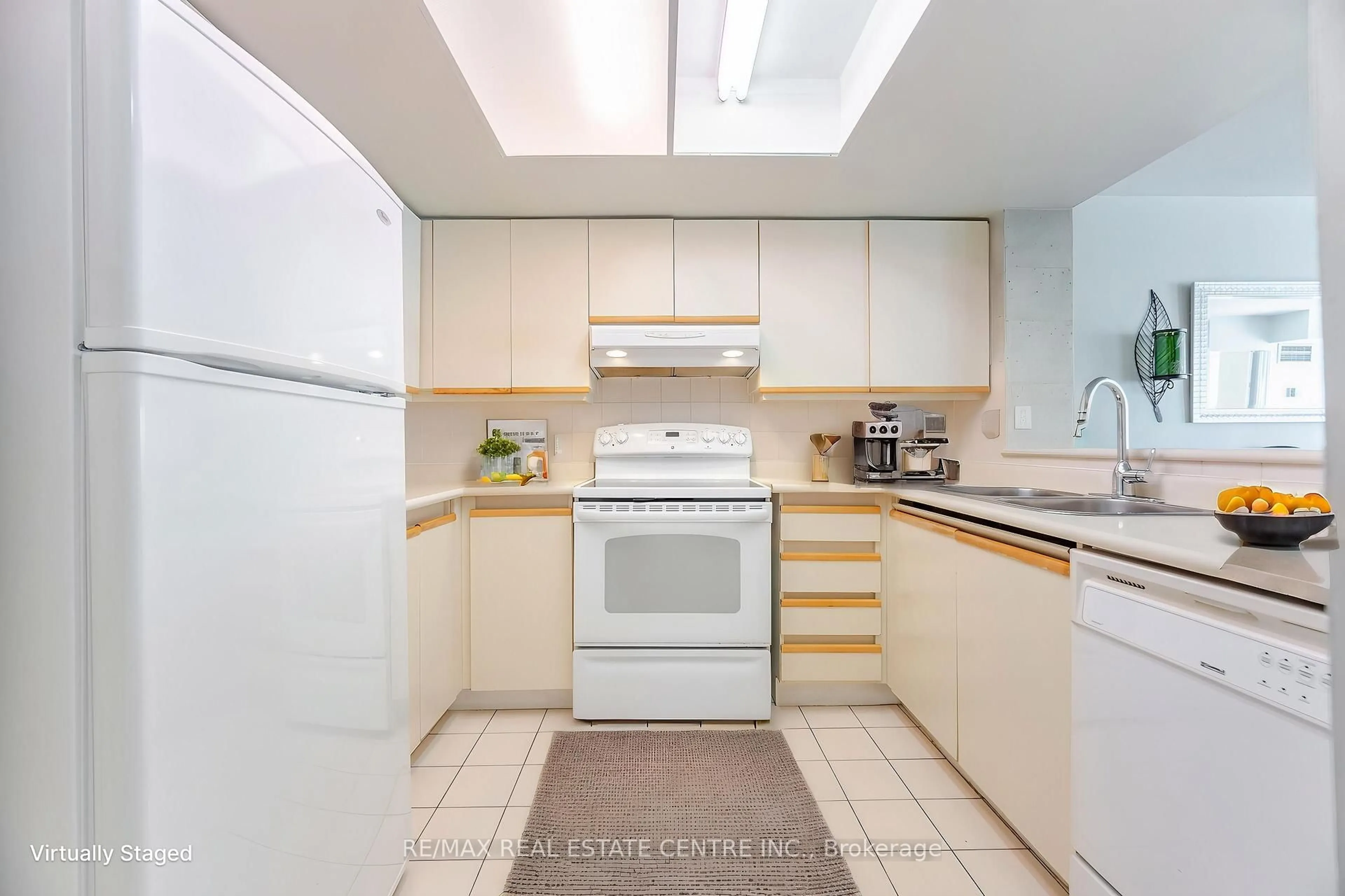 Standard kitchen, ceramic/tile floor for 335 Webb Dr #607, Mississauga Ontario L5B 4A1