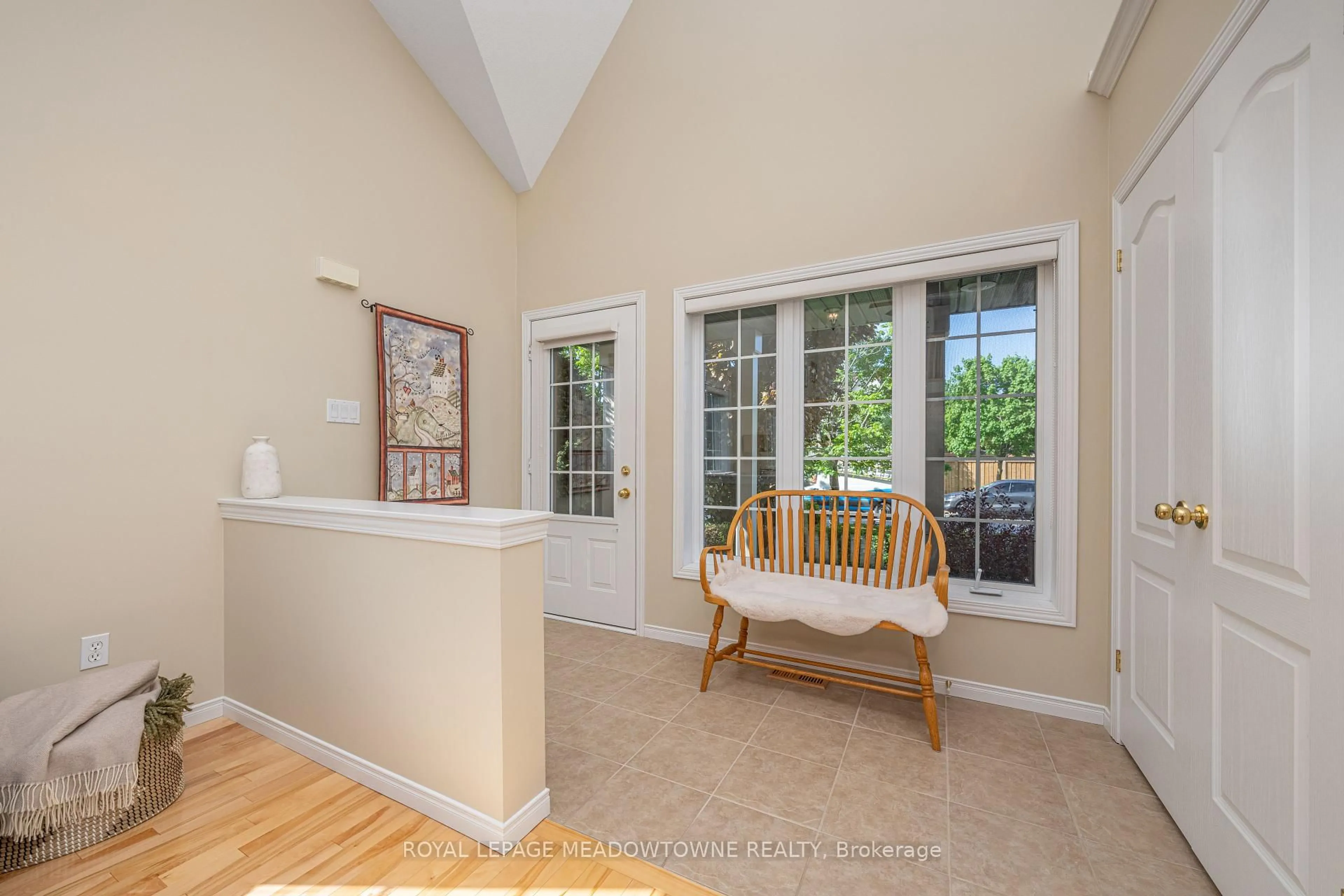 Indoor entryway for 3 Costigan Crt, Halton Hills Ontario L7G 6J1