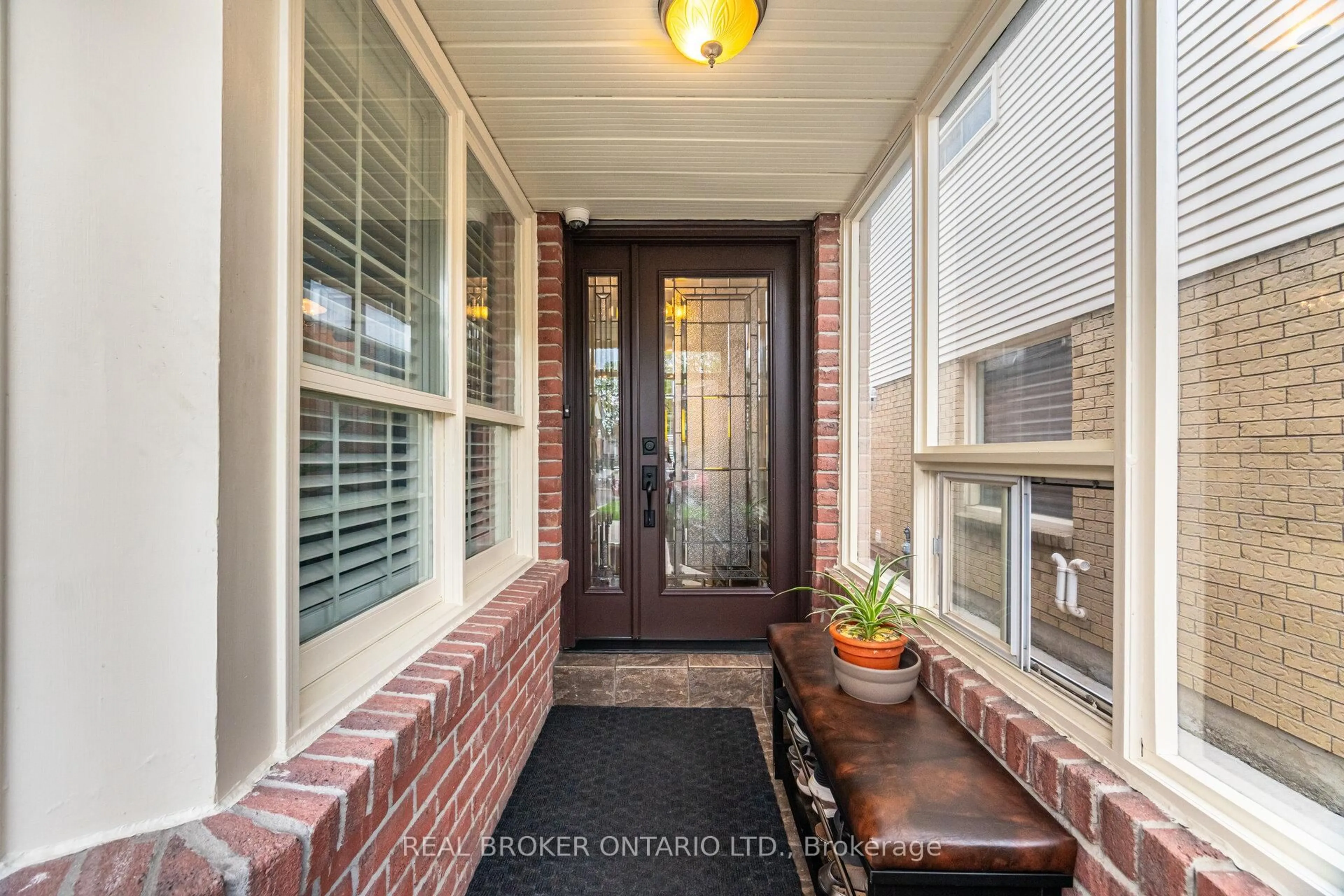 Indoor entryway for 28 Lacewood Cres, Brampton Ontario L6S 3K4