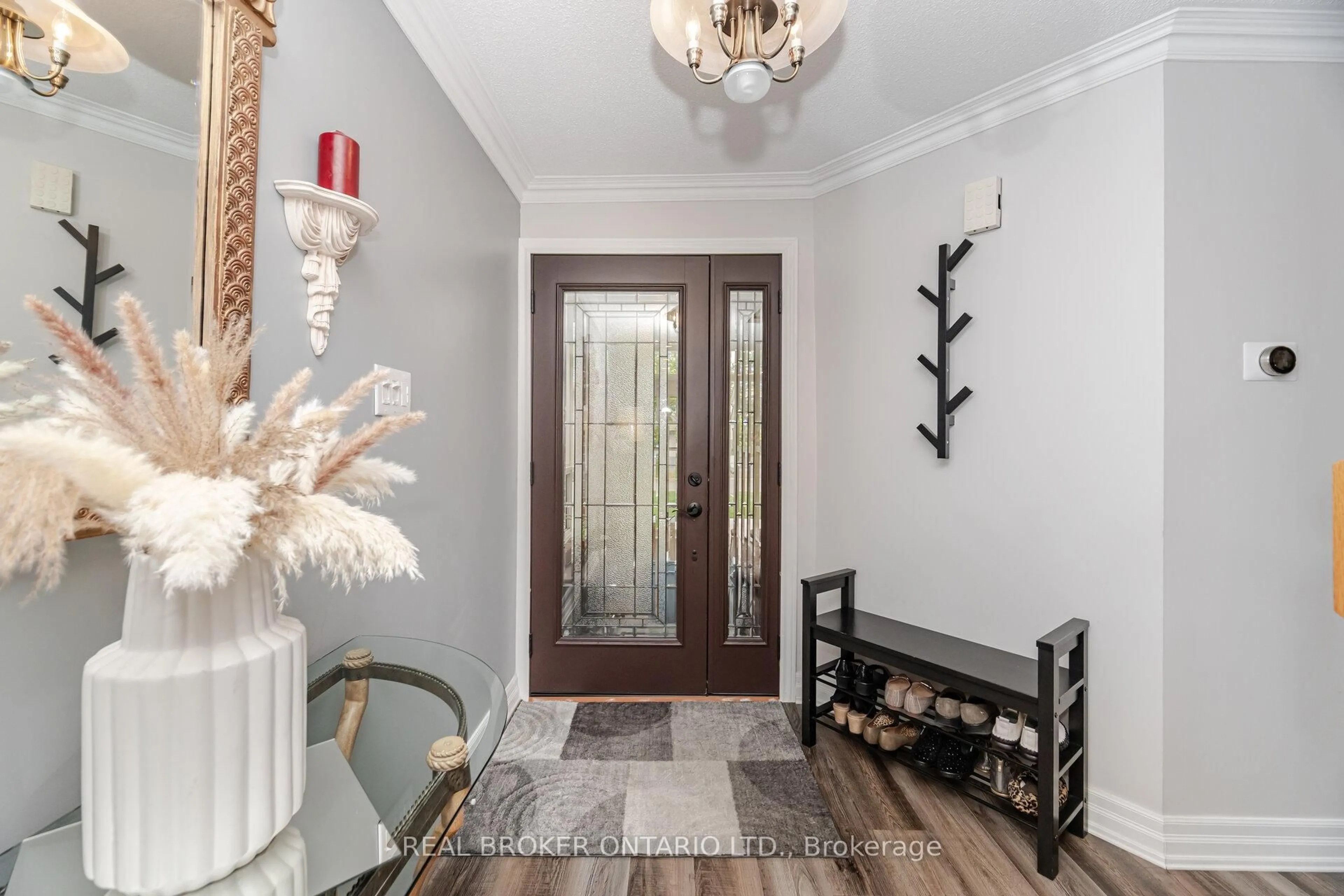 Indoor entryway for 28 Lacewood Cres, Brampton Ontario L6S 3K4
