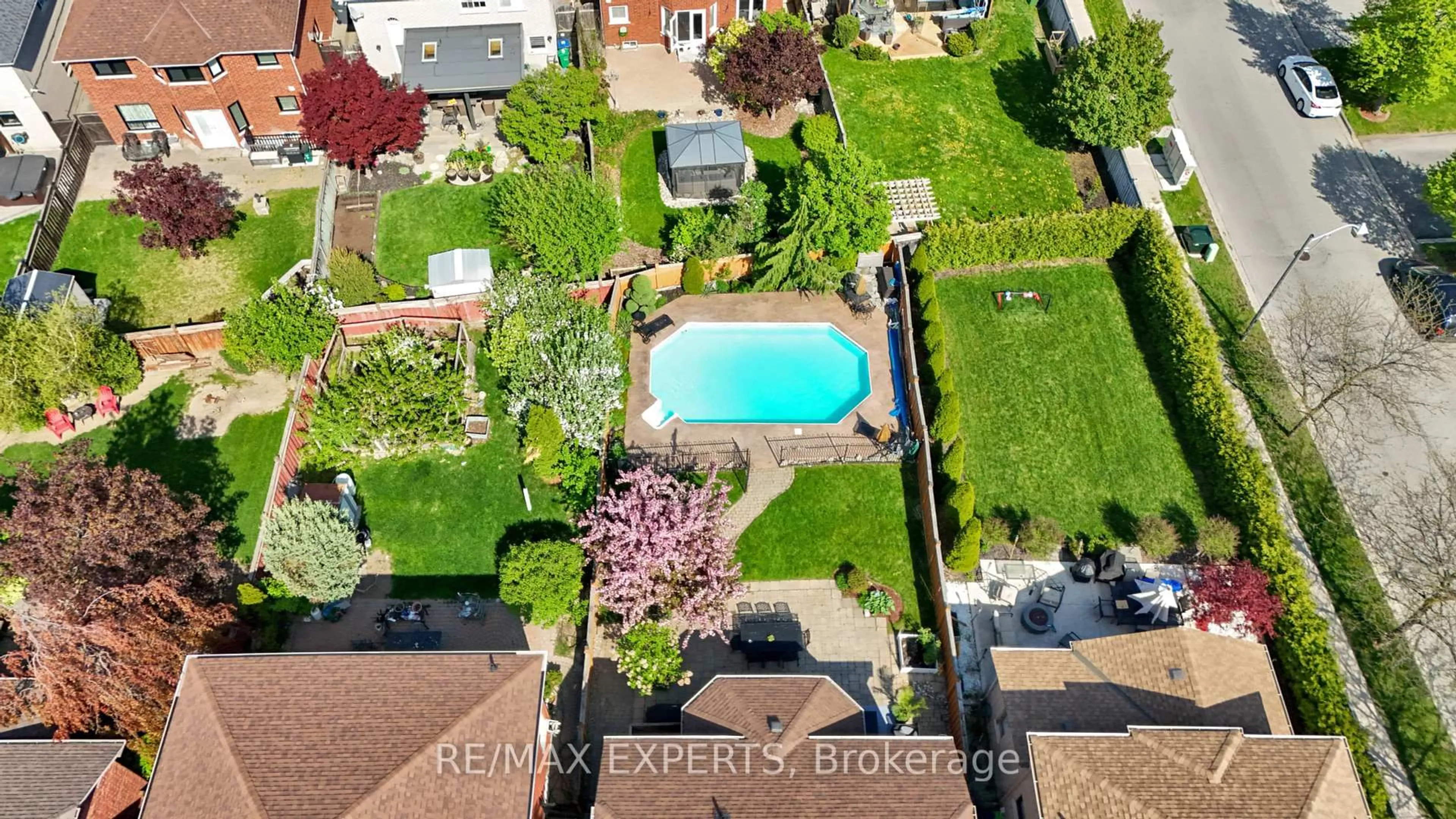 A pic from outside/outdoor area/front of a property/back of a property/a pic from drone, street for 36 Country Stroll Cres, Caledon Ontario L7E 2H4