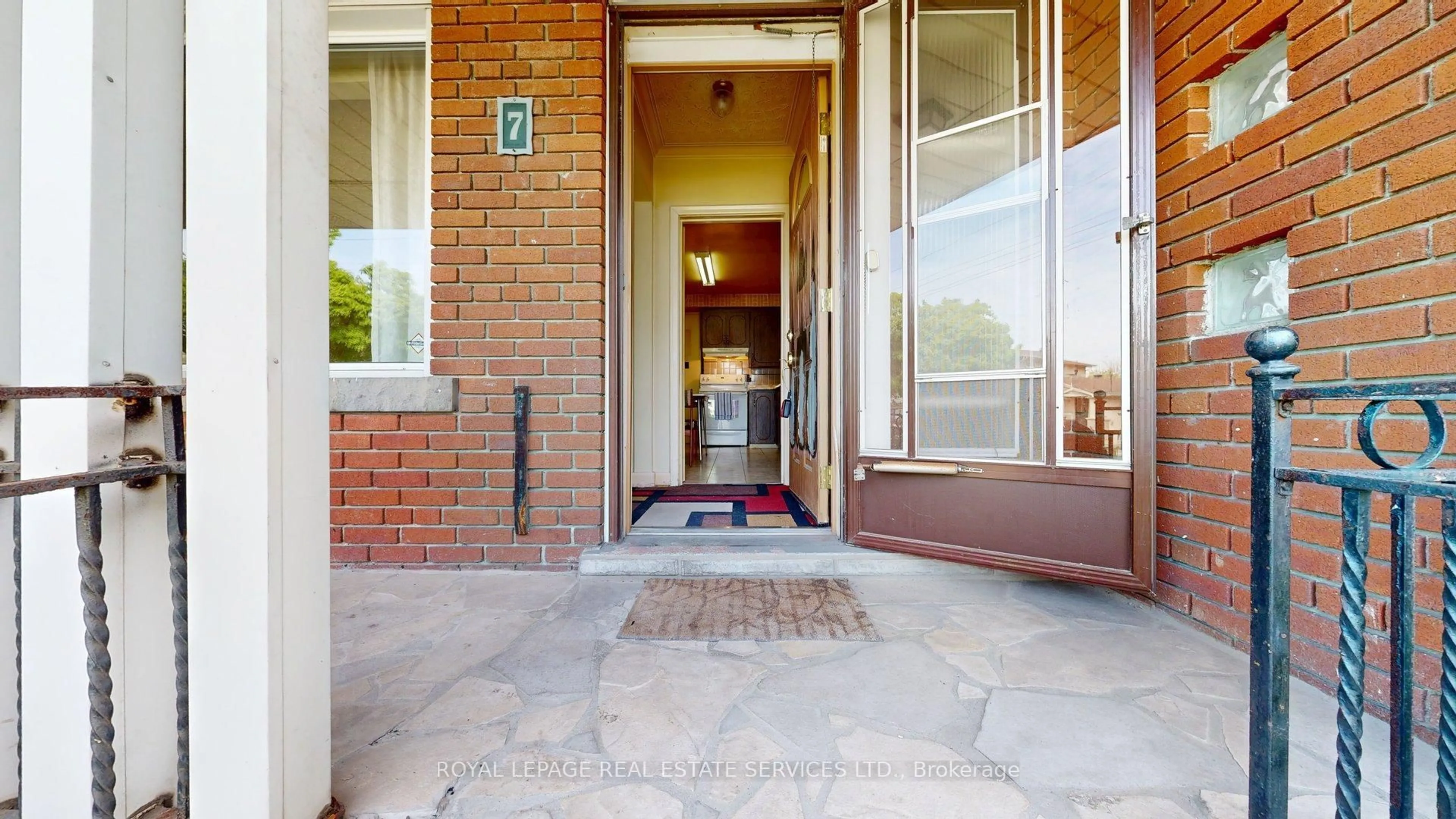Indoor foyer for 7 Stockbridge Ave, Toronto Ontario M8Z 4M6