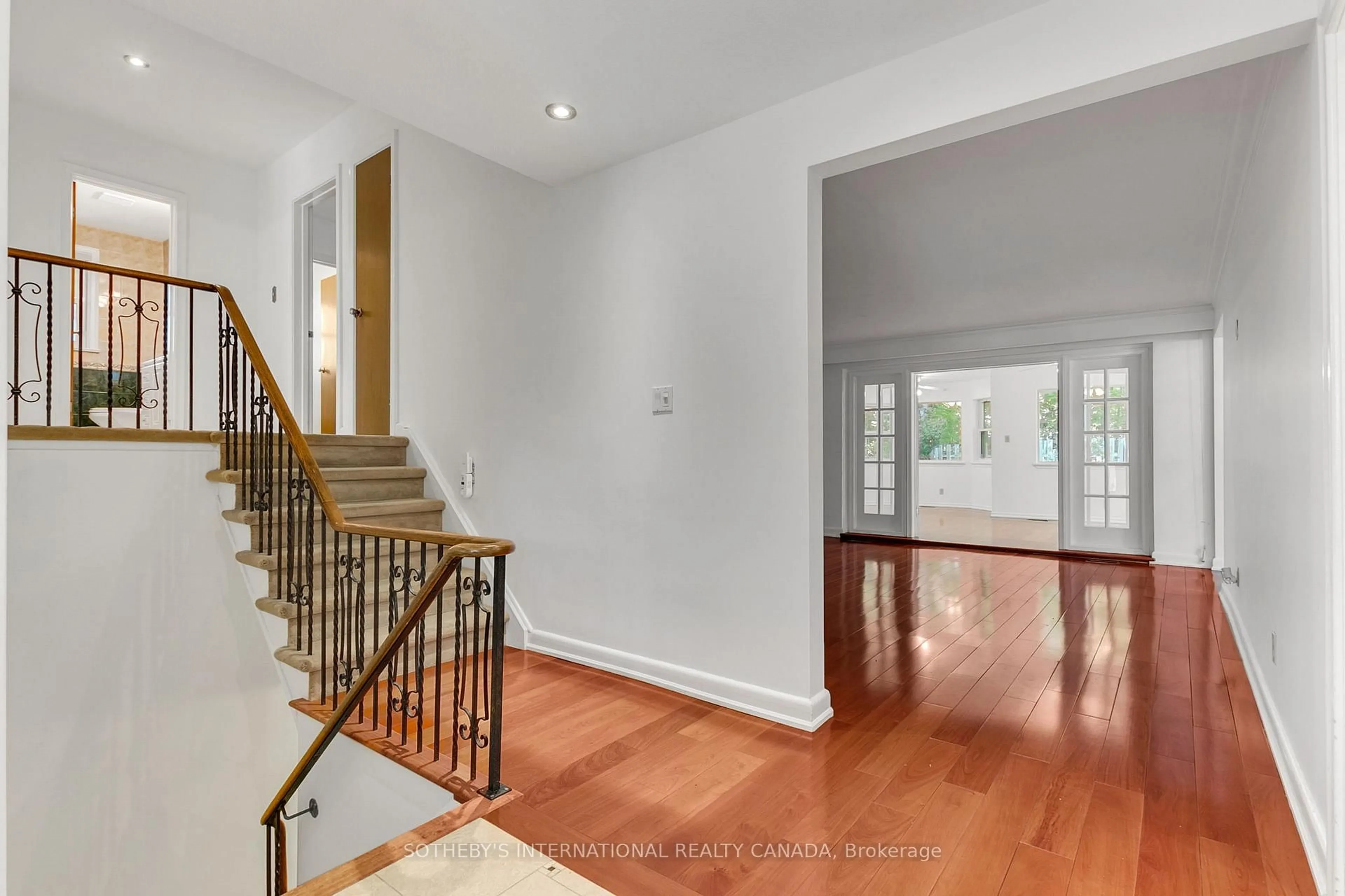 Indoor foyer for 9 Queensborough Cres, Toronto Ontario M9R 1A1