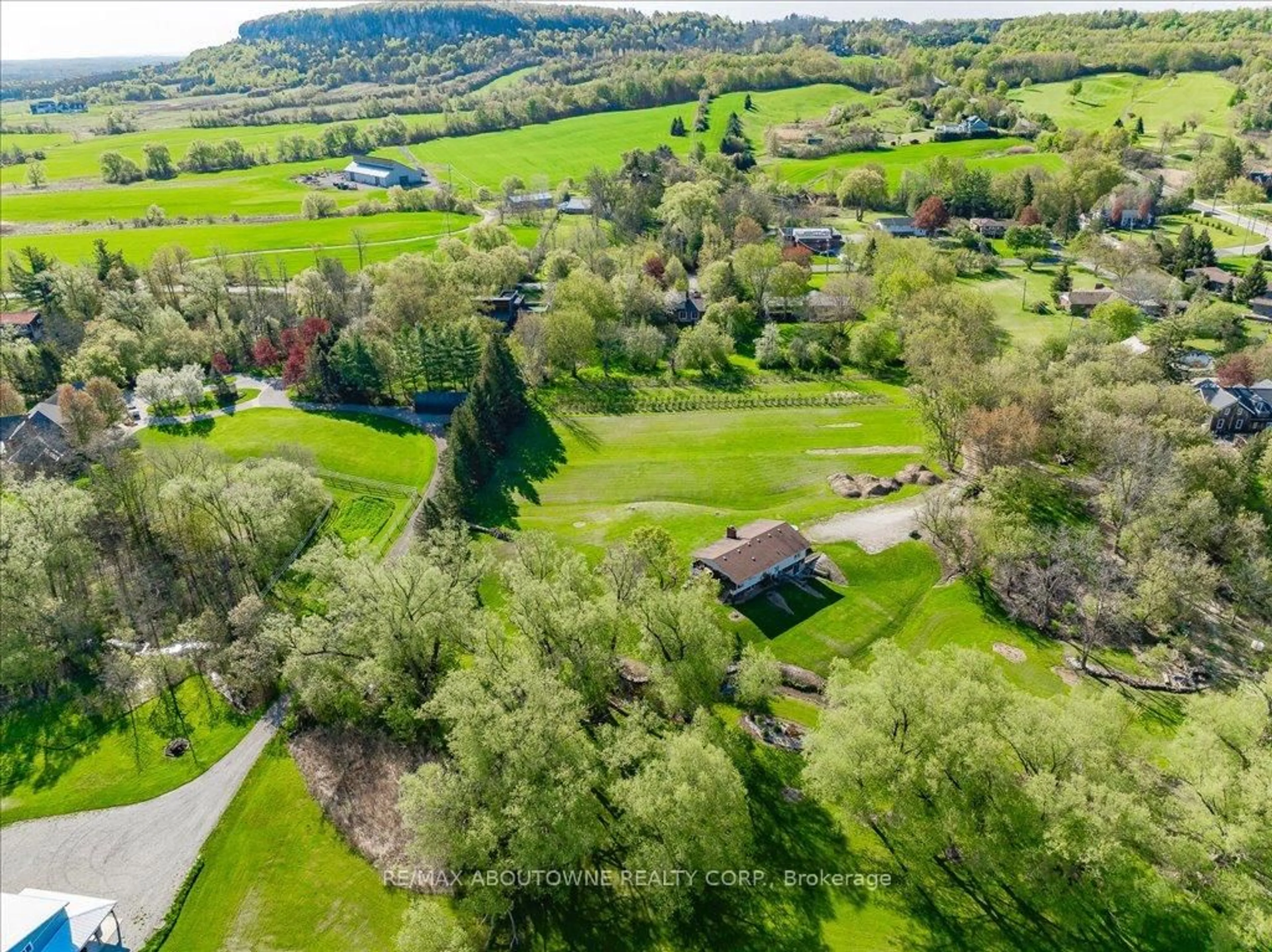 A pic from outside/outdoor area/front of a property/back of a property/a pic from drone, unknown for 3029 Britannia Rd, Burlington Ontario L7M 0R7