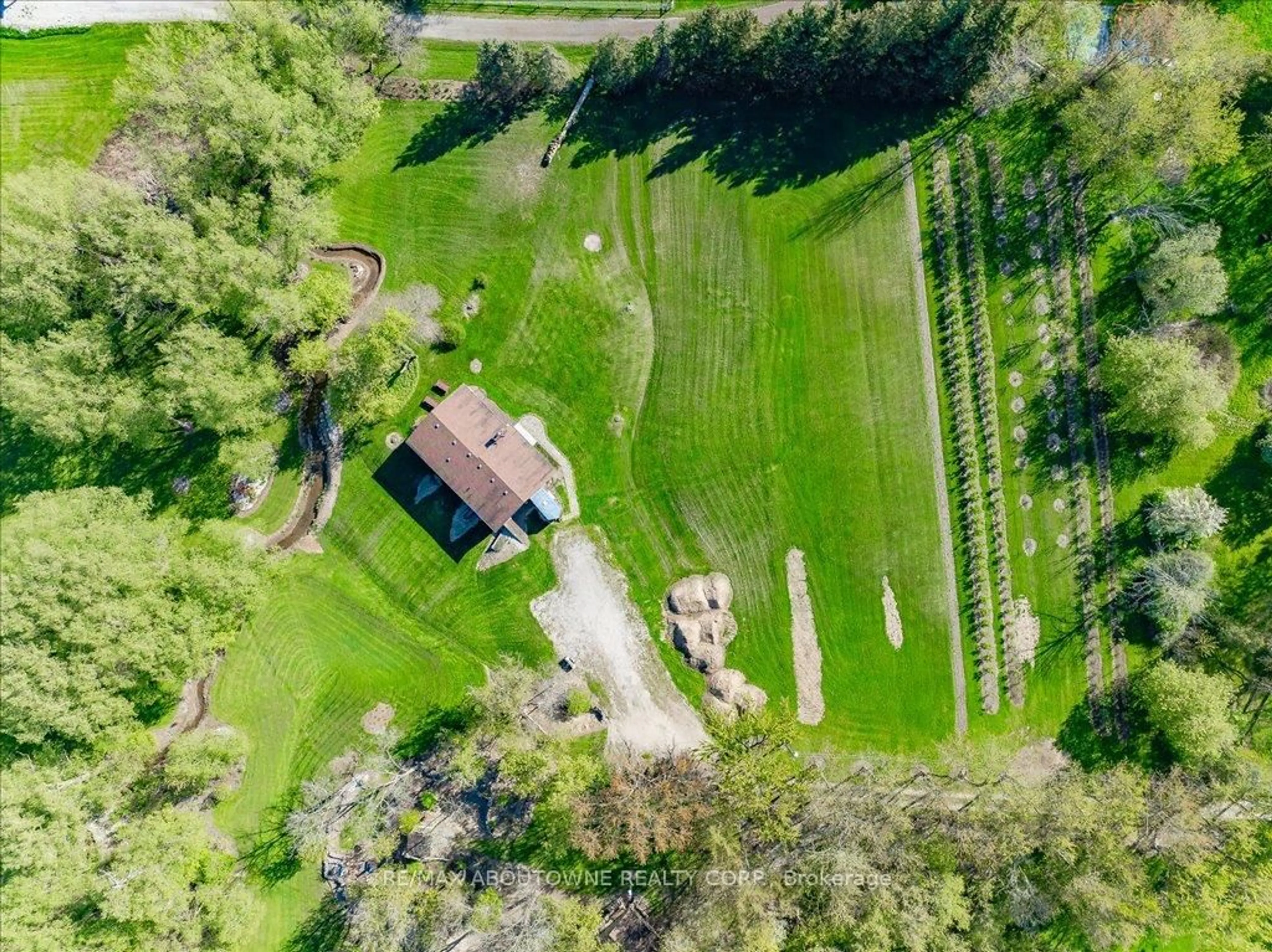 A pic from outside/outdoor area/front of a property/back of a property/a pic from drone, unknown for 3029 Britannia Rd, Burlington Ontario L7M 0R7
