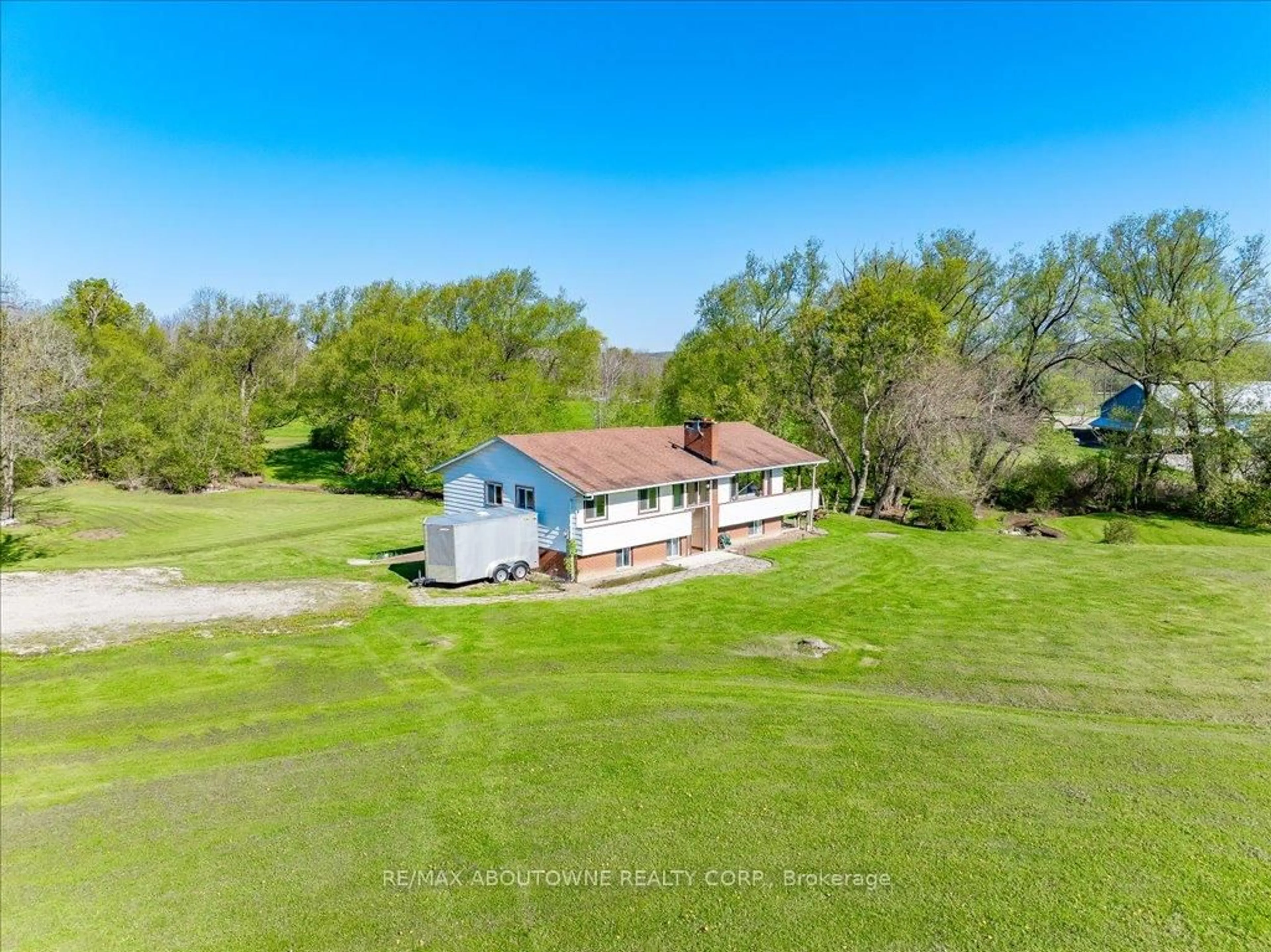 A pic from outside/outdoor area/front of a property/back of a property/a pic from drone, water/lake/river/ocean view for 3029 Britannia Rd, Burlington Ontario L7M 0R7
