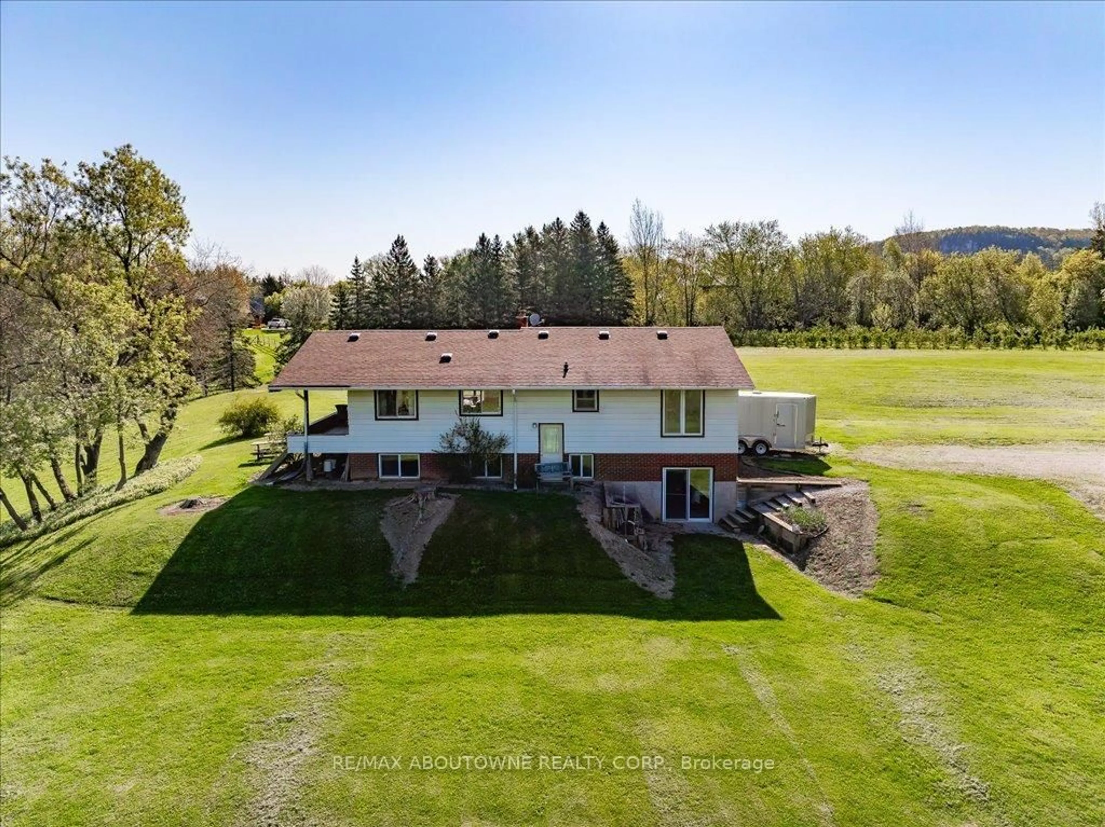 A pic from outside/outdoor area/front of a property/back of a property/a pic from drone, water/lake/river/ocean view for 3029 Britannia Rd, Burlington Ontario L7M 0R7