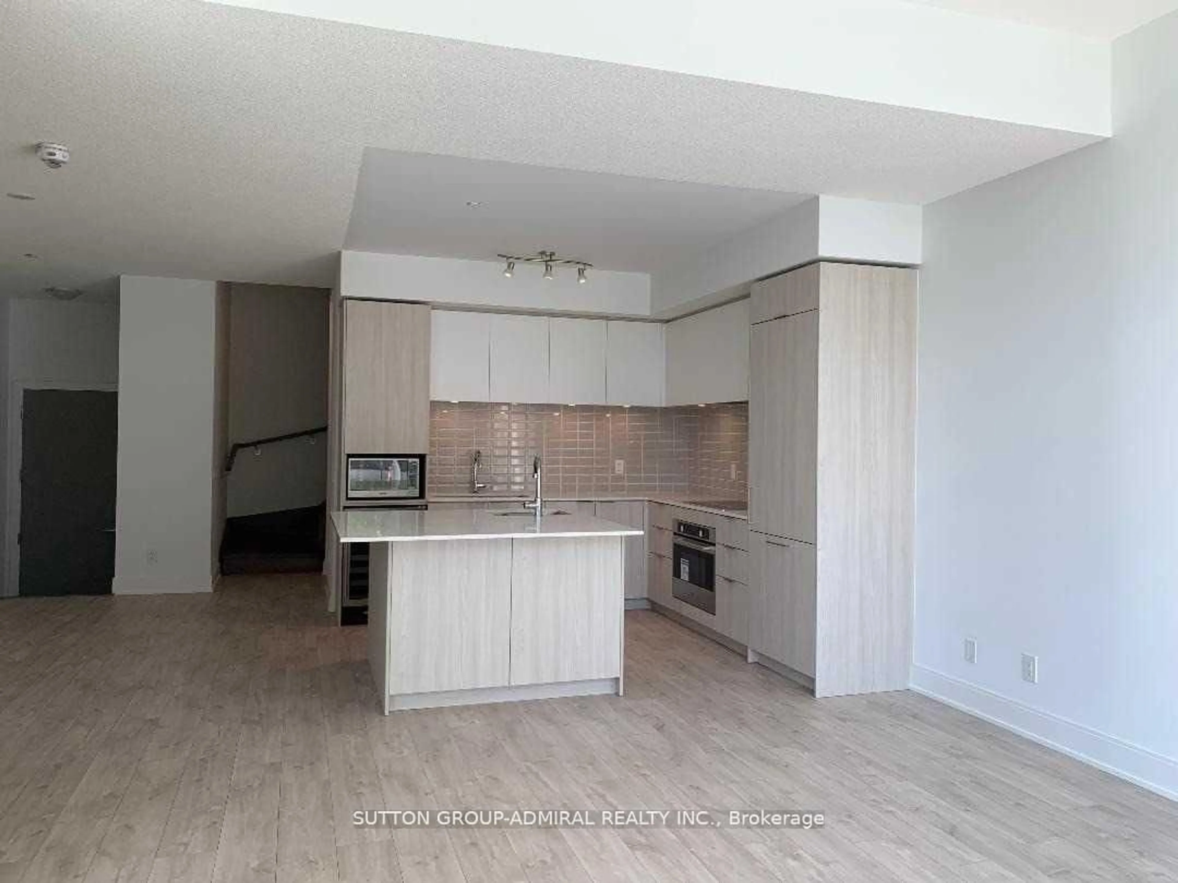 Open concept kitchen, wood/laminate floor for 70 Annie Craig Dr #TH107, Toronto Ontario M8V 0A8
