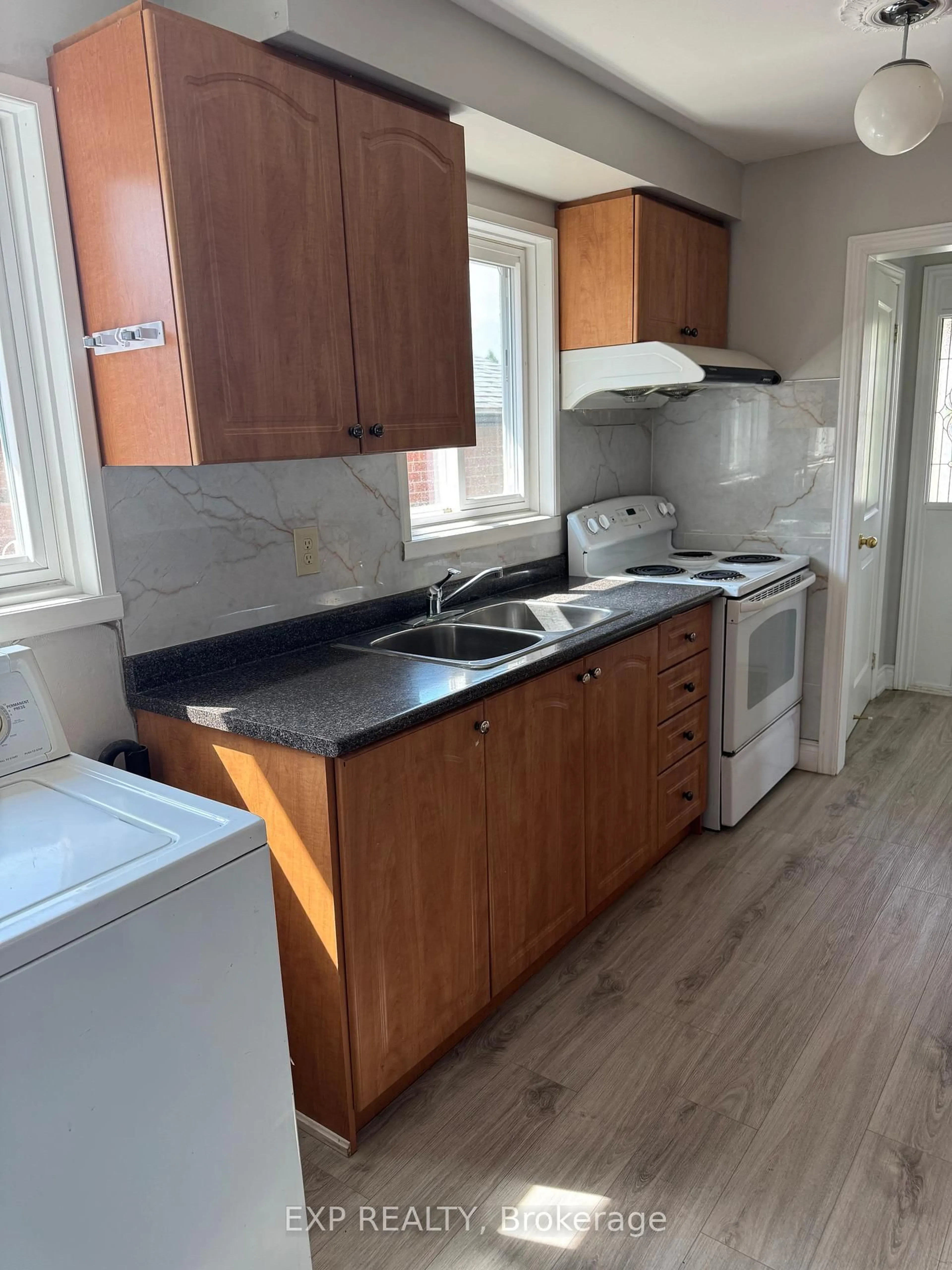 Standard kitchen, wood/laminate floor for 29 Mallard Cres, Brampton Ontario L6S 2T7