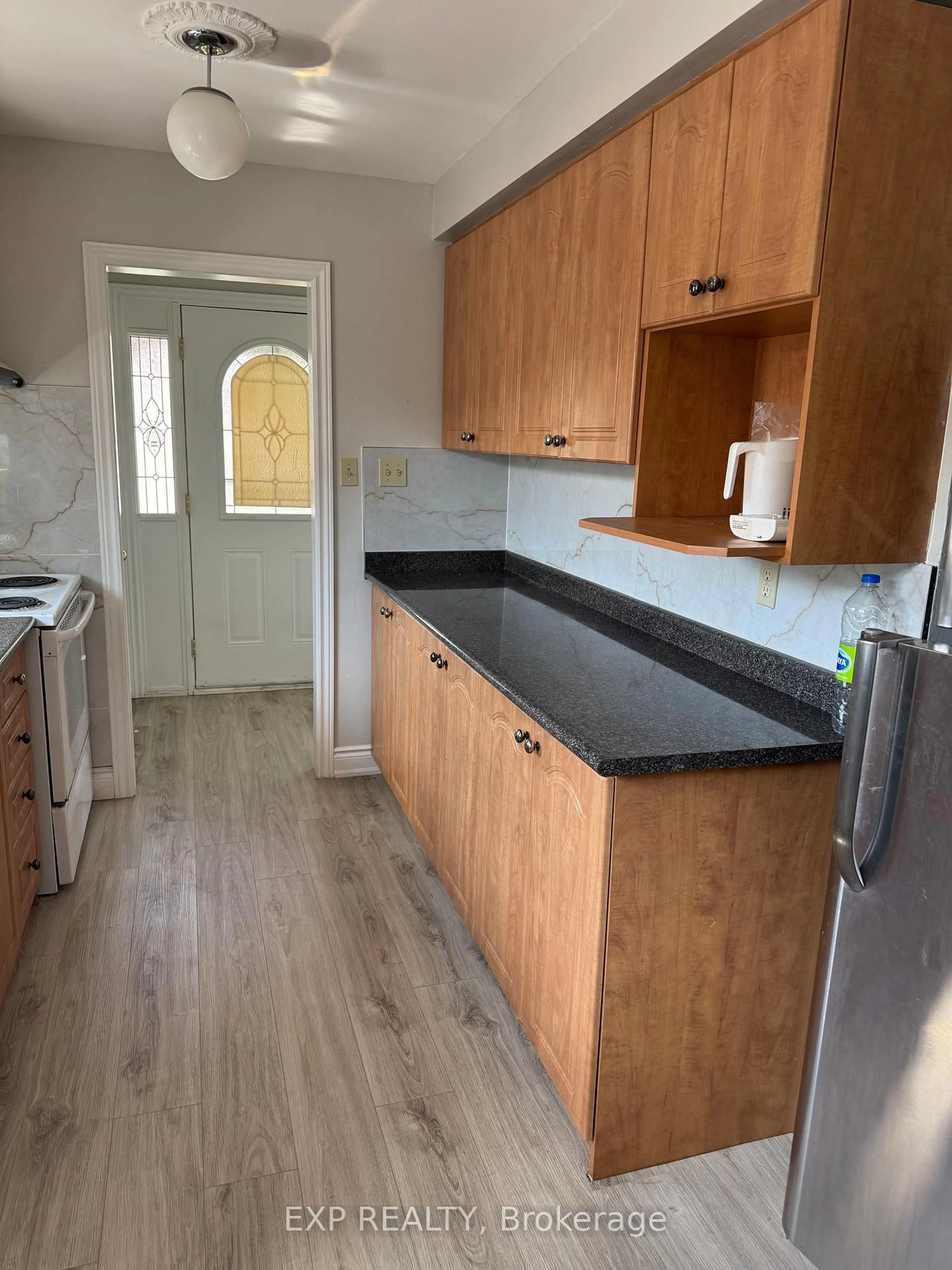 Standard kitchen, unknown for 29 Mallard Cres, Brampton Ontario L6S 2T7