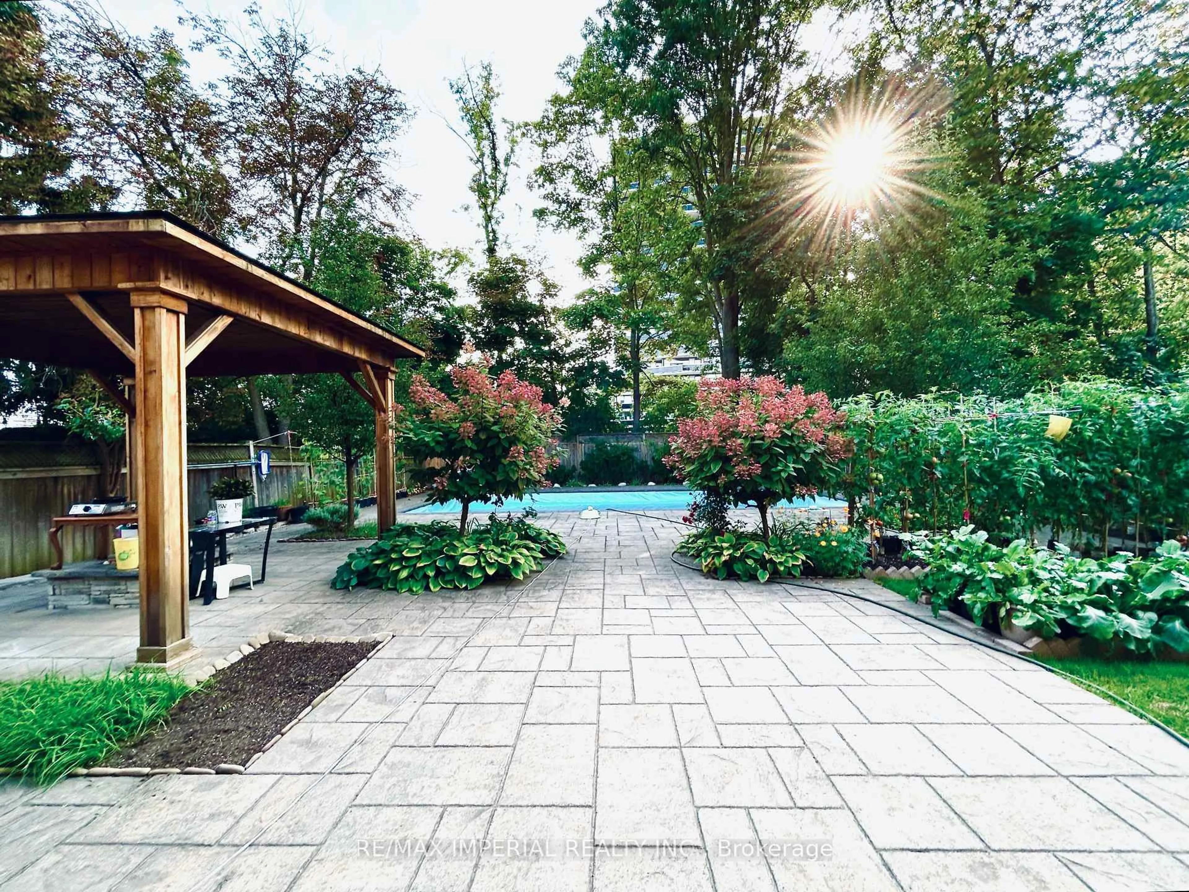 Patio, street for 418 Queen Mary Dr, Oakville Ontario L6K 3M1