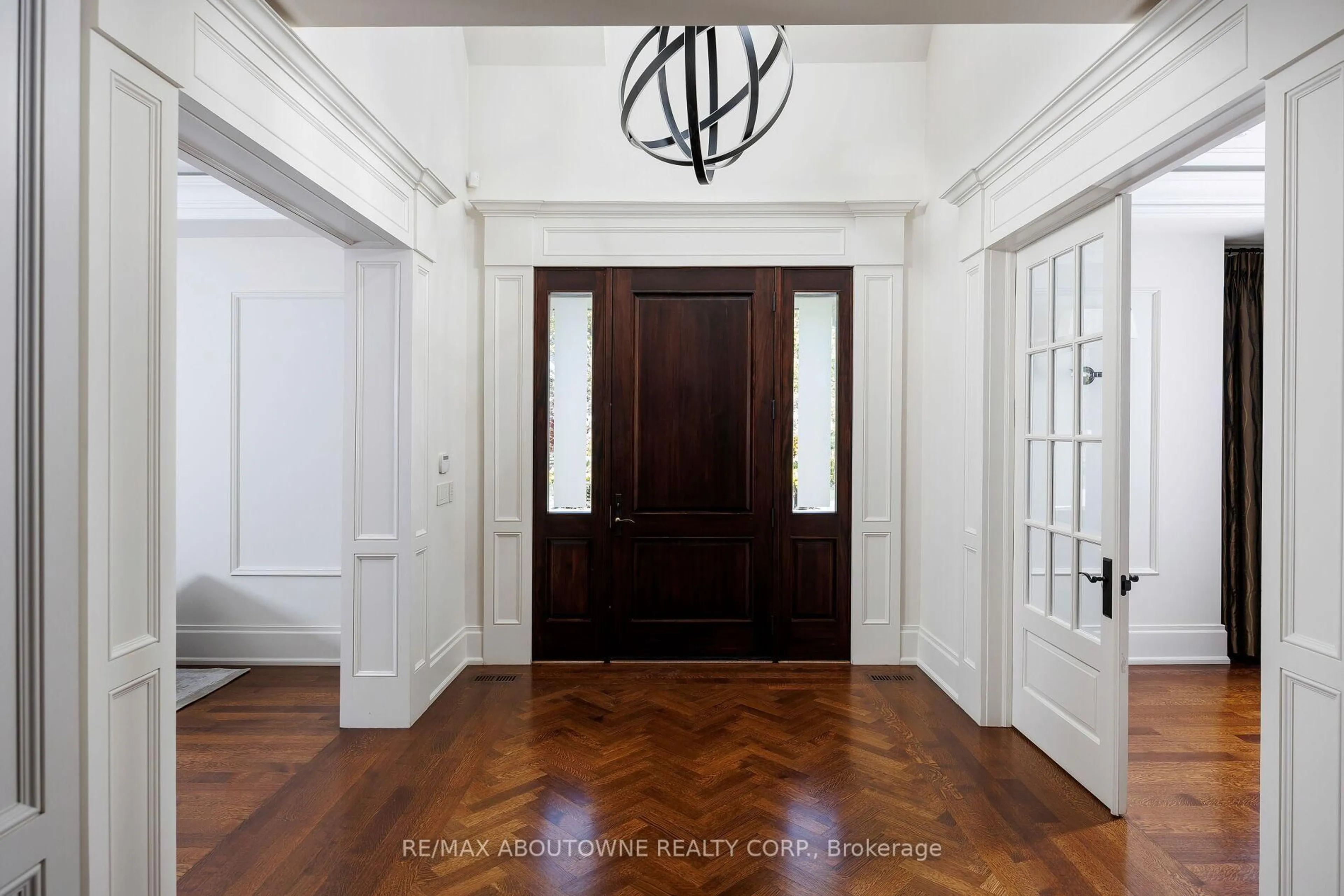 Indoor entryway for 64 Brentwood Rd, Oakville Ontario L6J 4B6