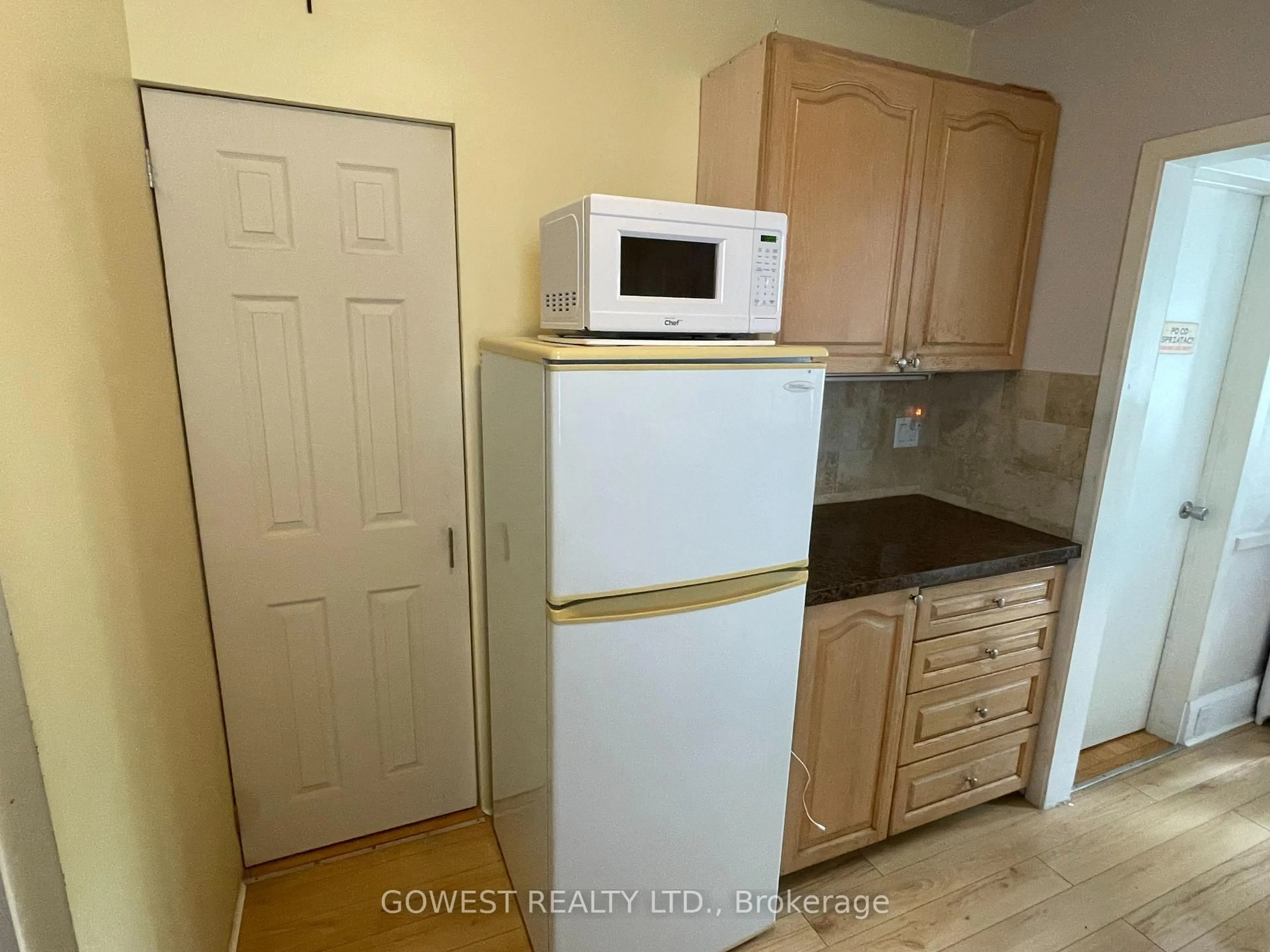 Standard kitchen, unknown for 17 Elma St, Toronto Ontario M8V 1X9