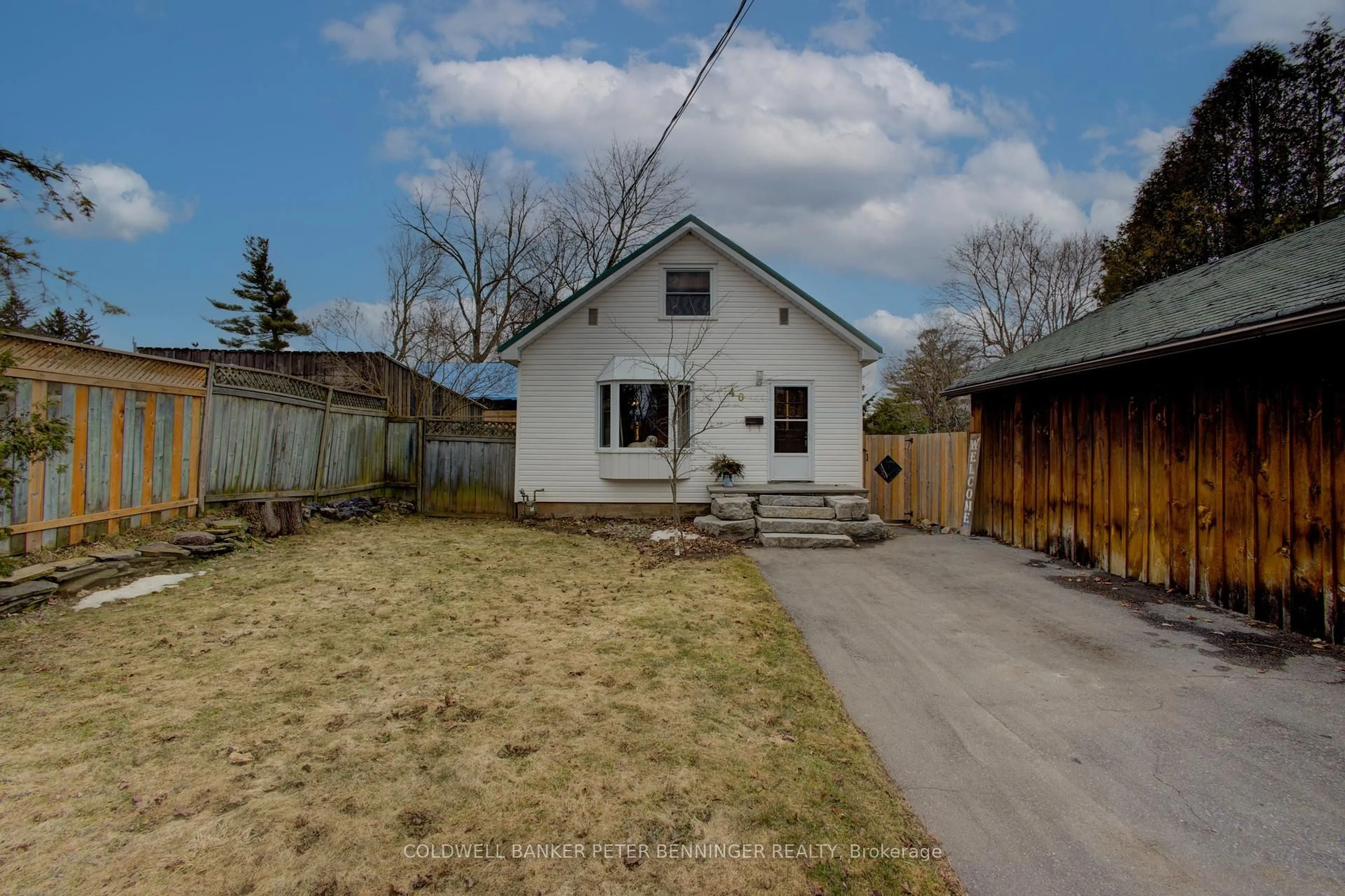 A pic from outside/outdoor area/front of a property/back of a property/a pic from drone, street for 40 Frederick St, Halton Hills Ontario L7J 2C1