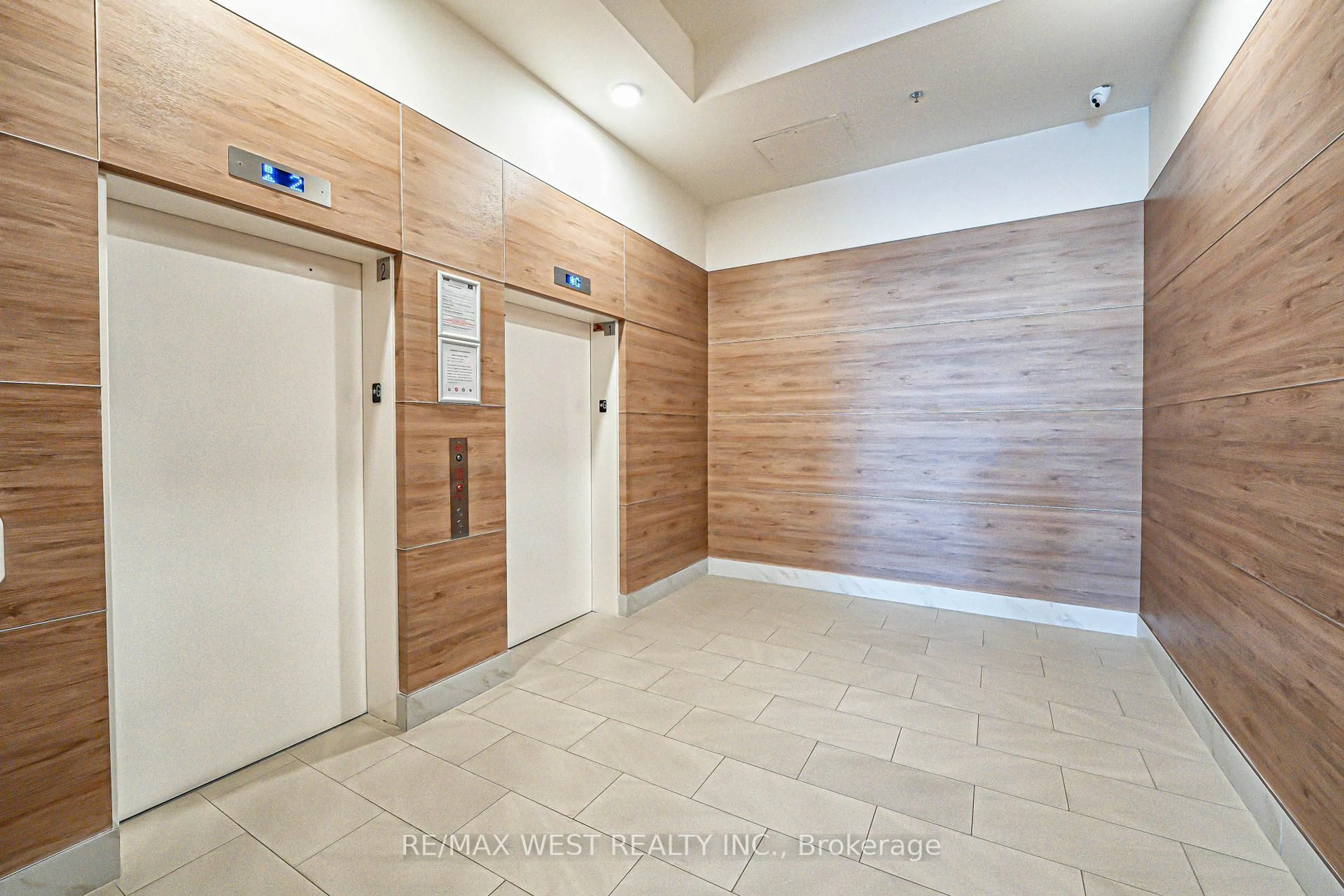 Indoor foyer for 2522 Keele St #223, Toronto Ontario M6L 2N8