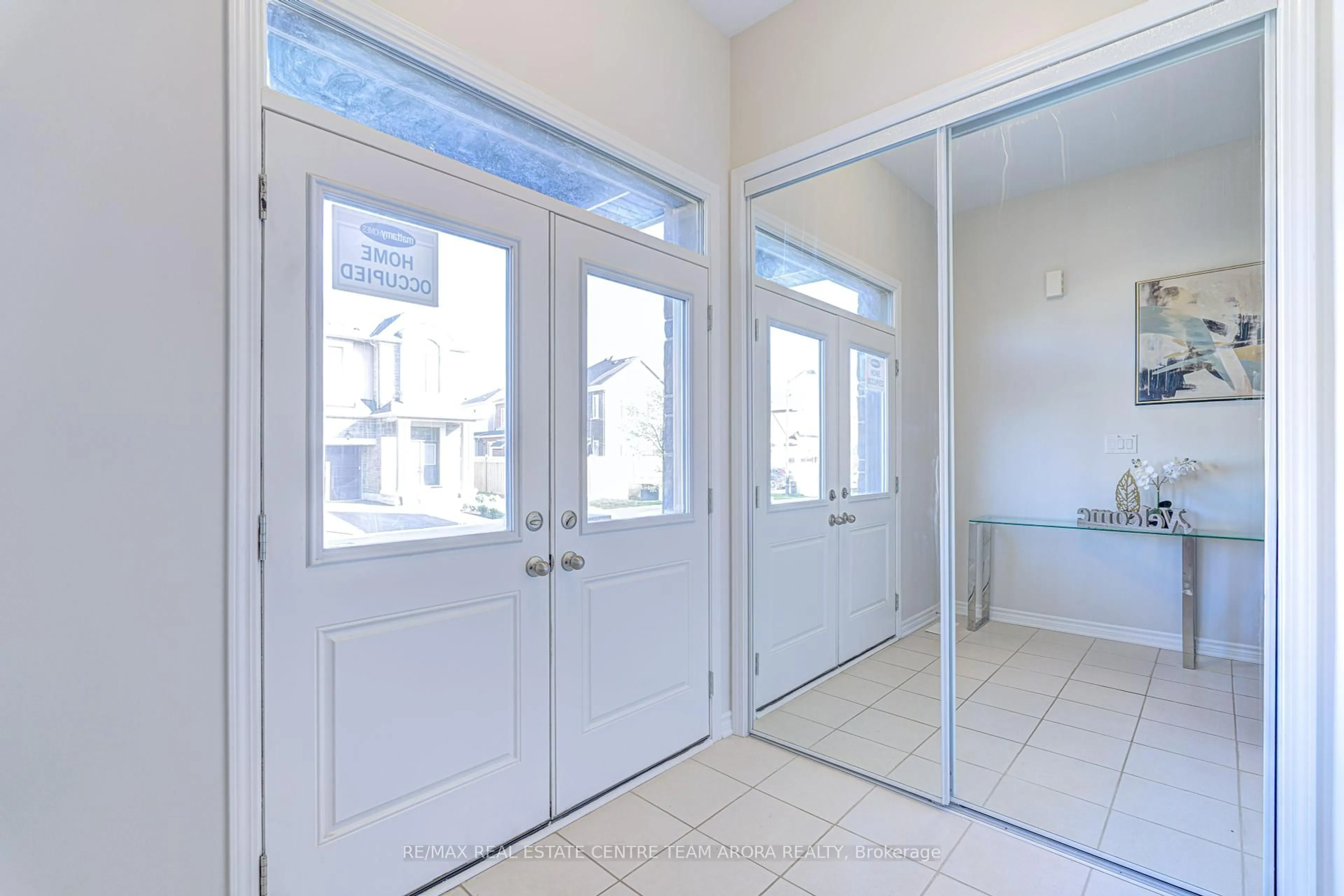 Indoor entryway for 477 Boyd Lane, Milton Ontario L9E 1X2