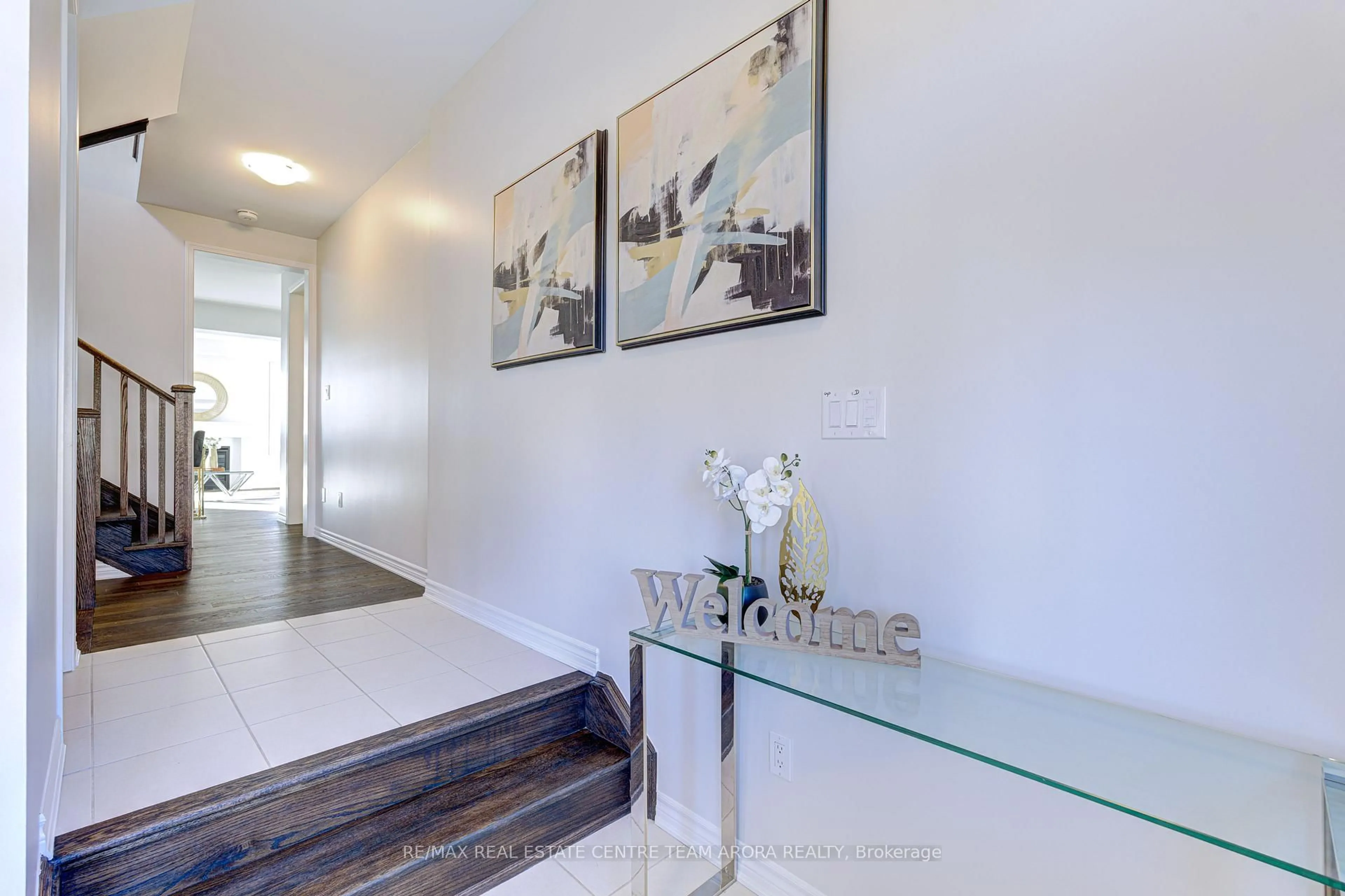 Indoor entryway for 477 Boyd Lane, Milton Ontario L9E 1X2
