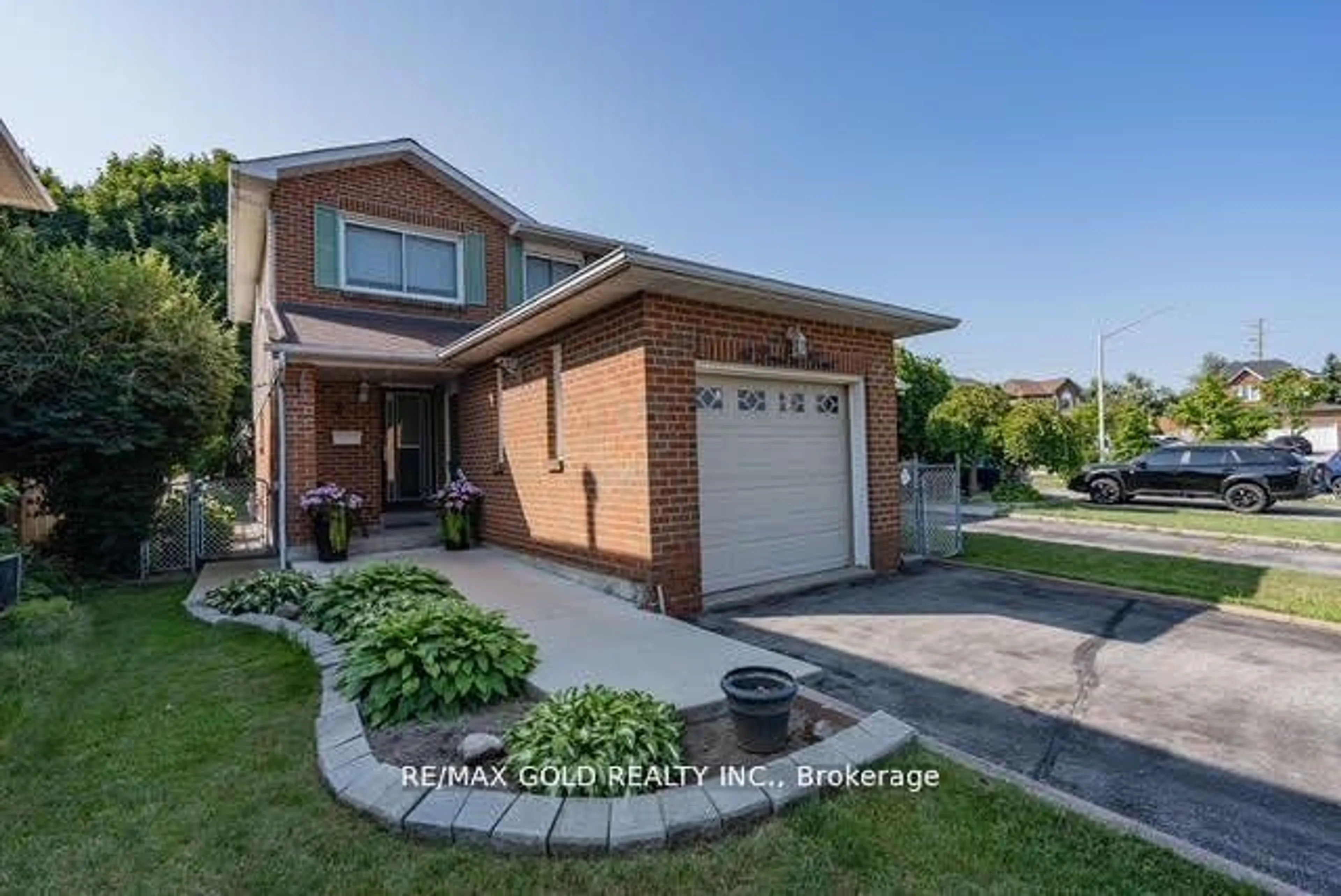 Home with brick exterior material, street for 18 Luminous Crt, Brampton Ontario L6Z 2B3