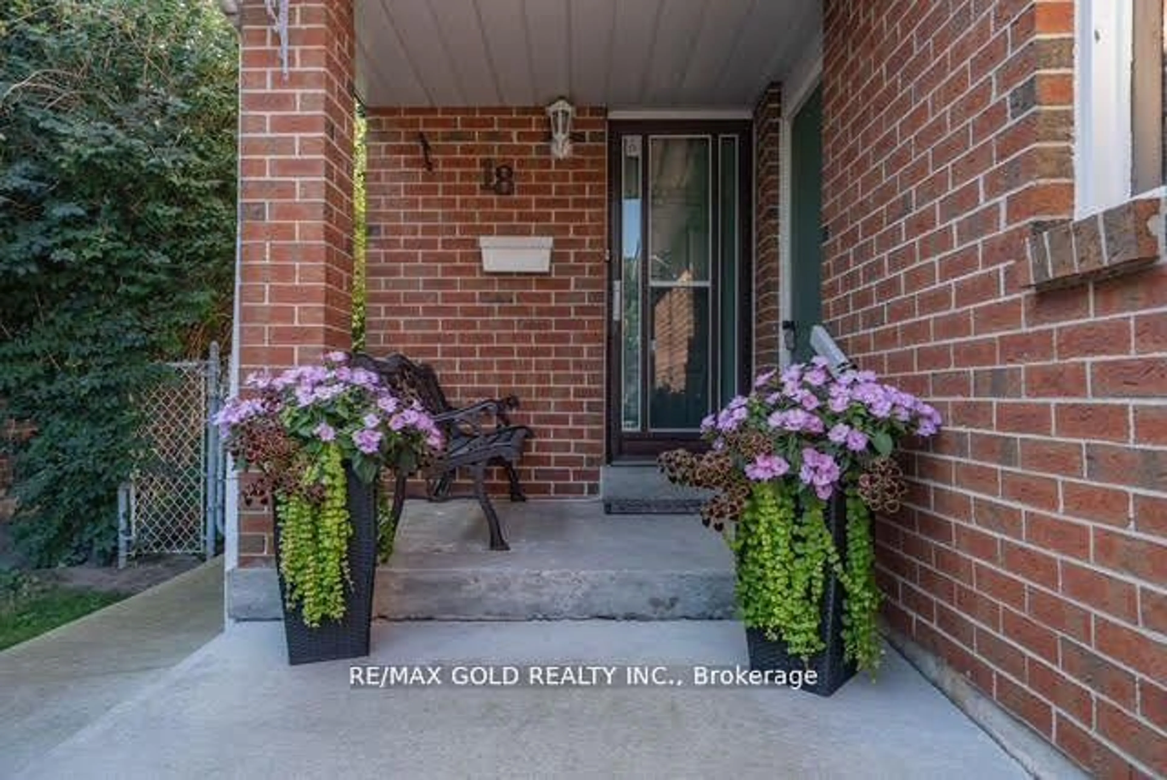 Indoor entryway for 18 Luminous Crt, Brampton Ontario L6Z 2B3