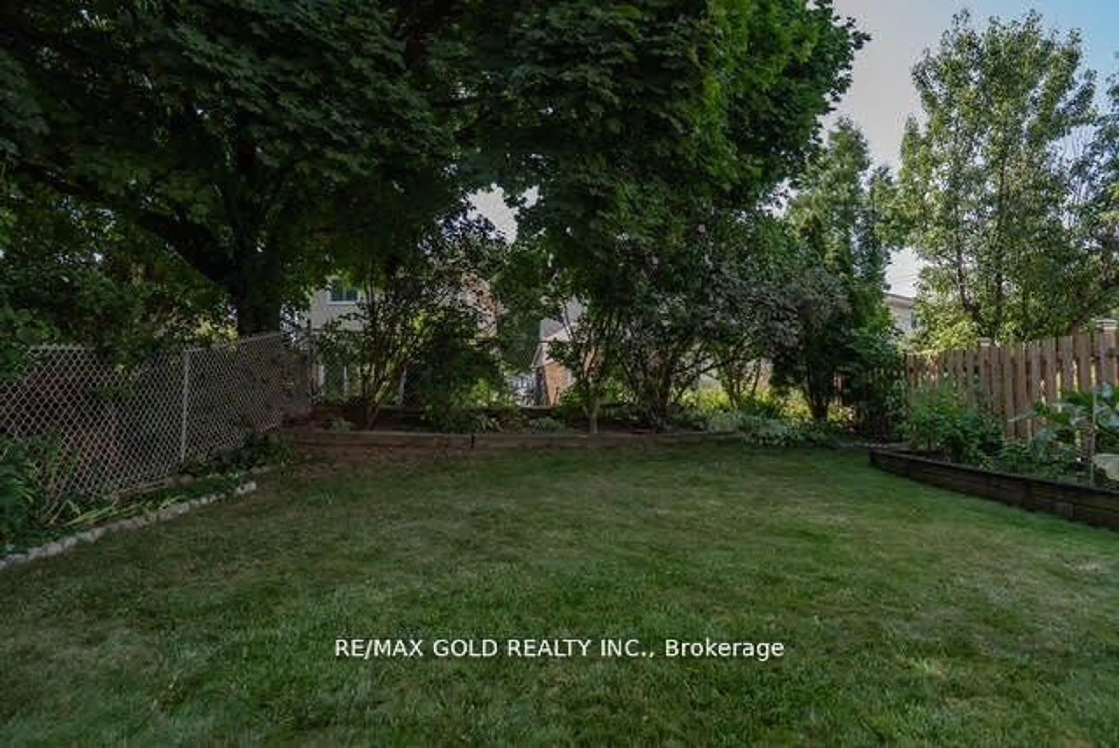 A pic from outside/outdoor area/front of a property/back of a property/a pic from drone, mountain view for 18 Luminous Crt, Brampton Ontario L6Z 2B3