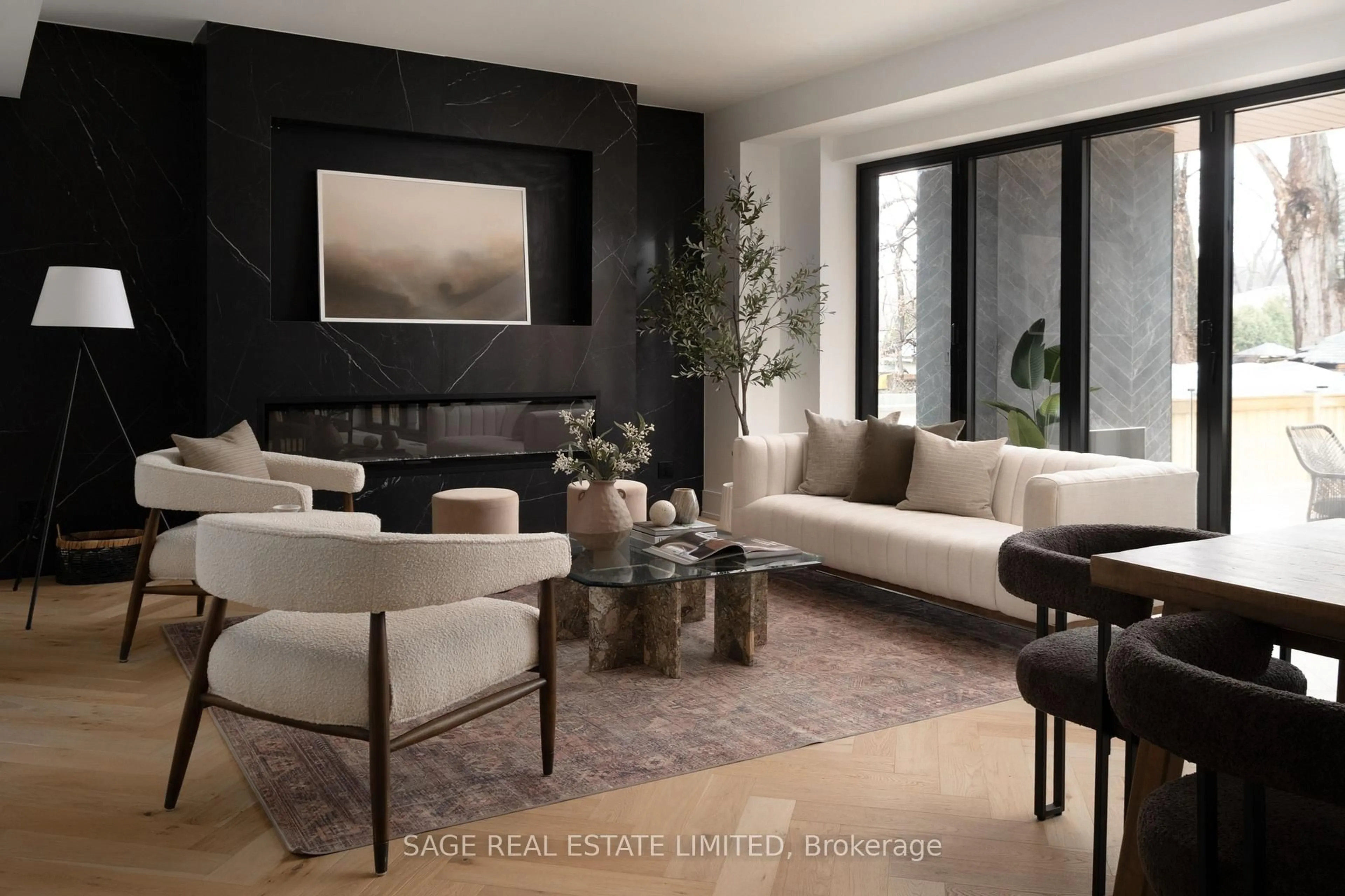 Living room with furniture, unknown for 1560 Asgard Dr, Mississauga Ontario L5E 2B9