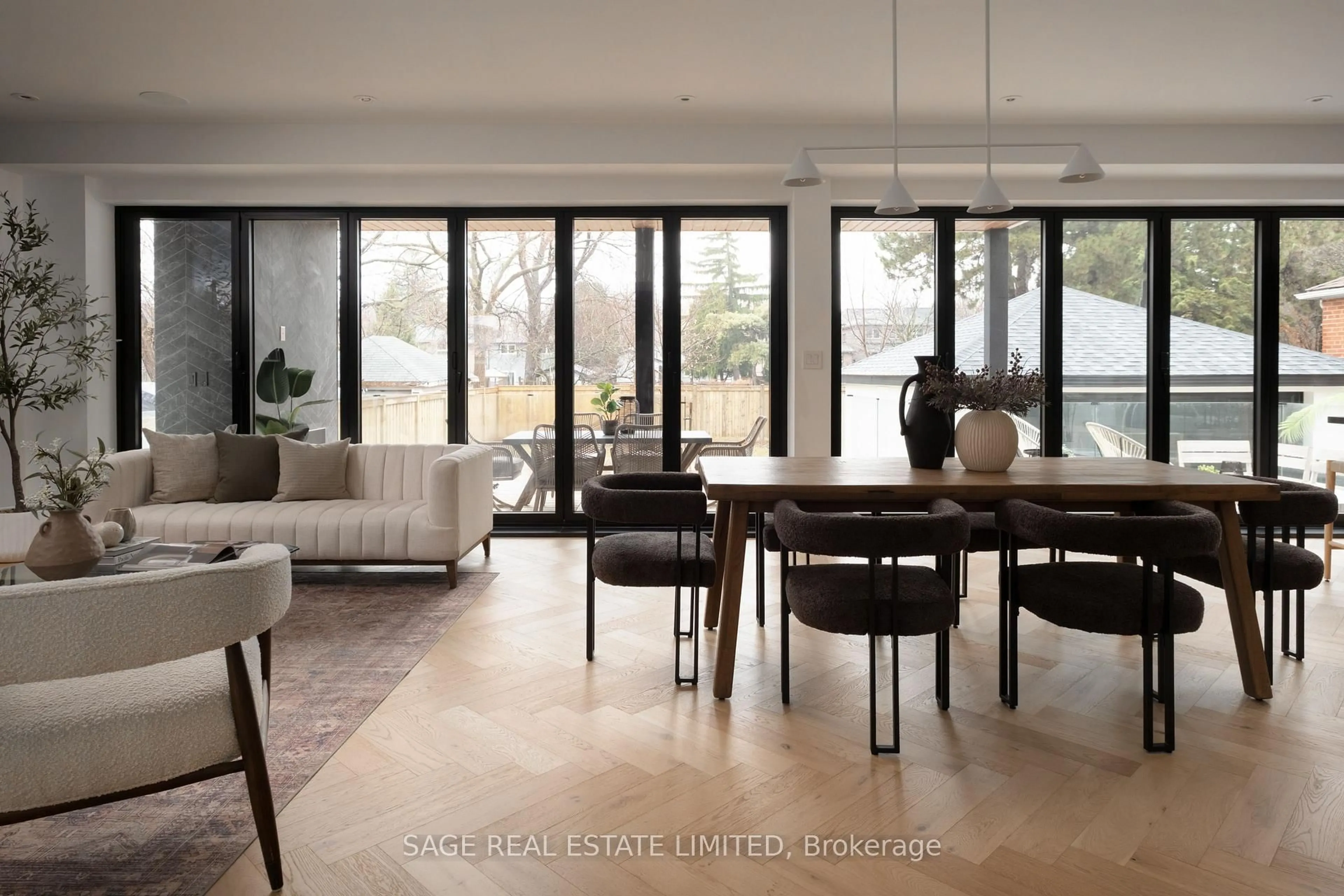 Unknown for 1560 Asgard Dr, Mississauga Ontario L5E 2B9