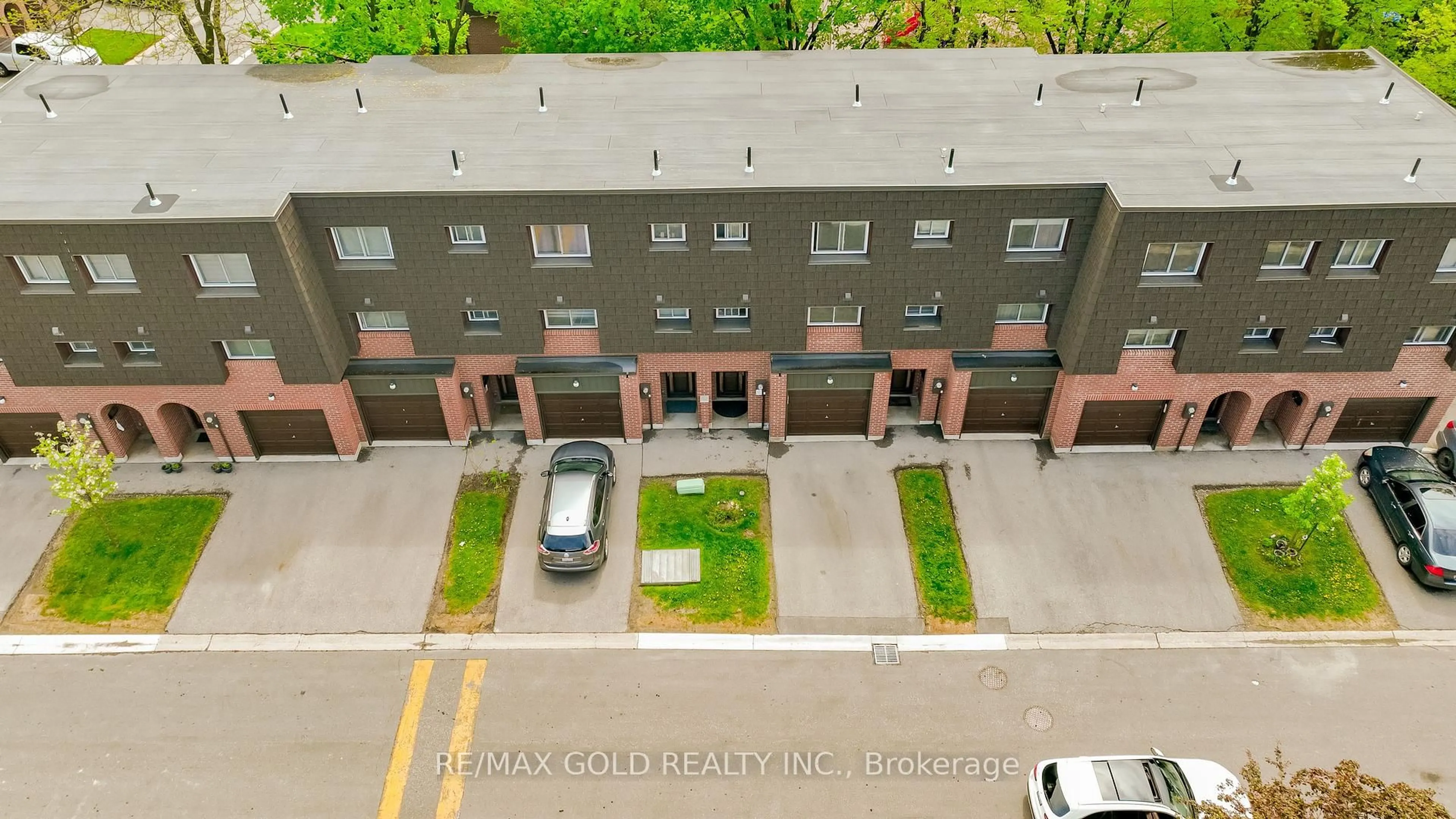 A pic from outside/outdoor area/front of a property/back of a property/a pic from drone, building for 17 Darras Crt #114, Brampton Ontario L6T 1W7