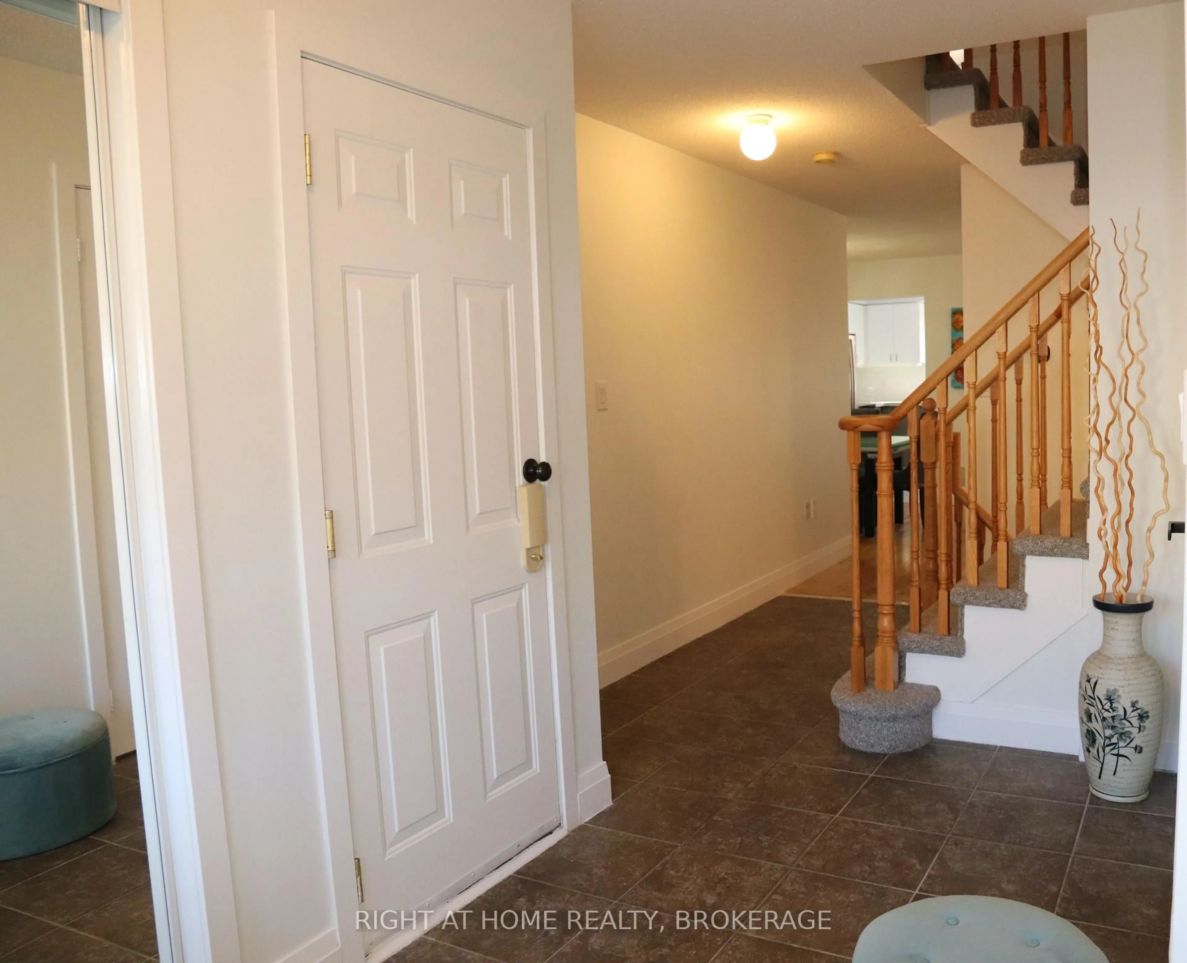 Indoor entryway for 1317 Cartmer Way, Milton Ontario L9T 6J9