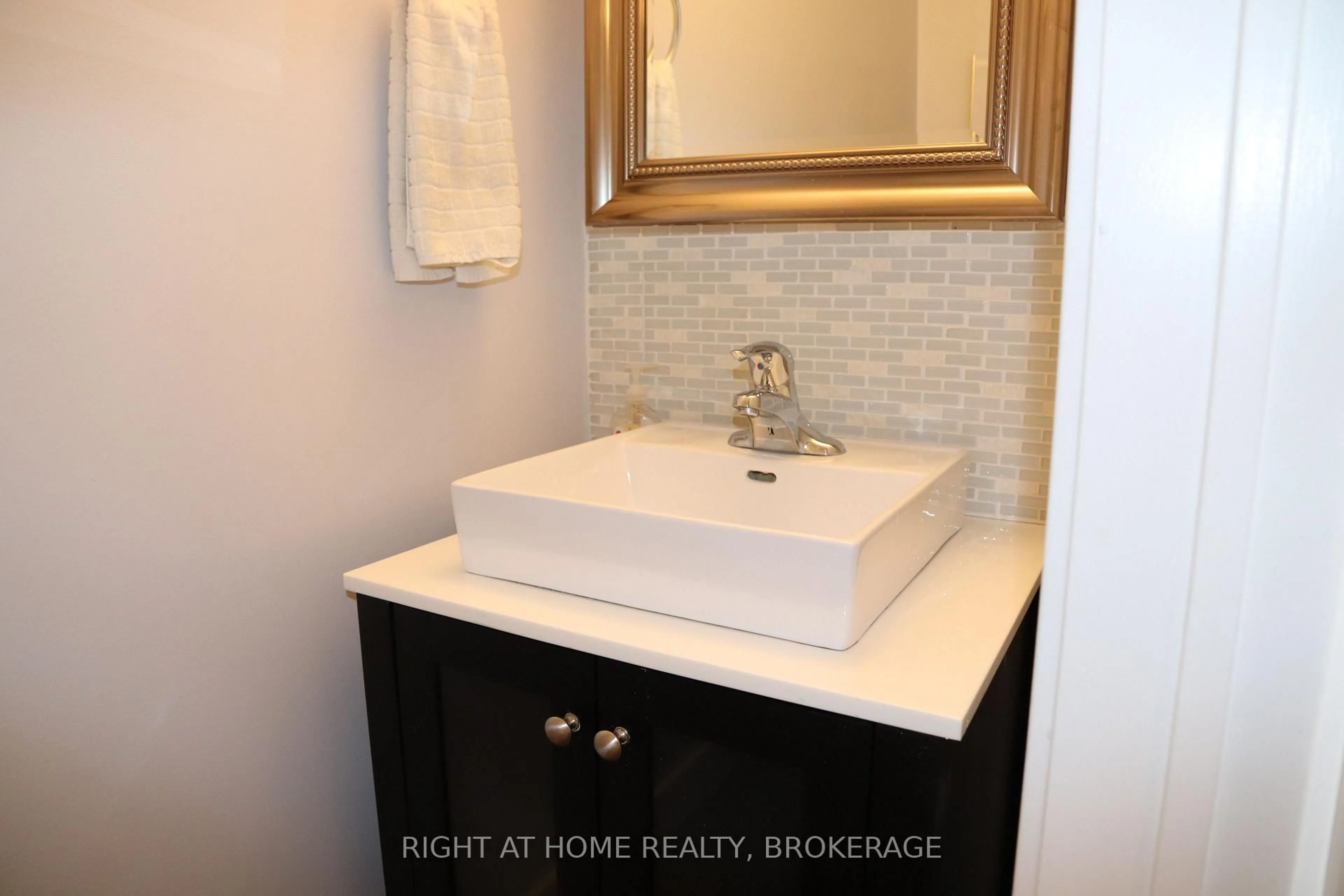 Contemporary bathroom, ceramic/tile floor for 1317 Cartmer Way, Milton Ontario L9T 6J9
