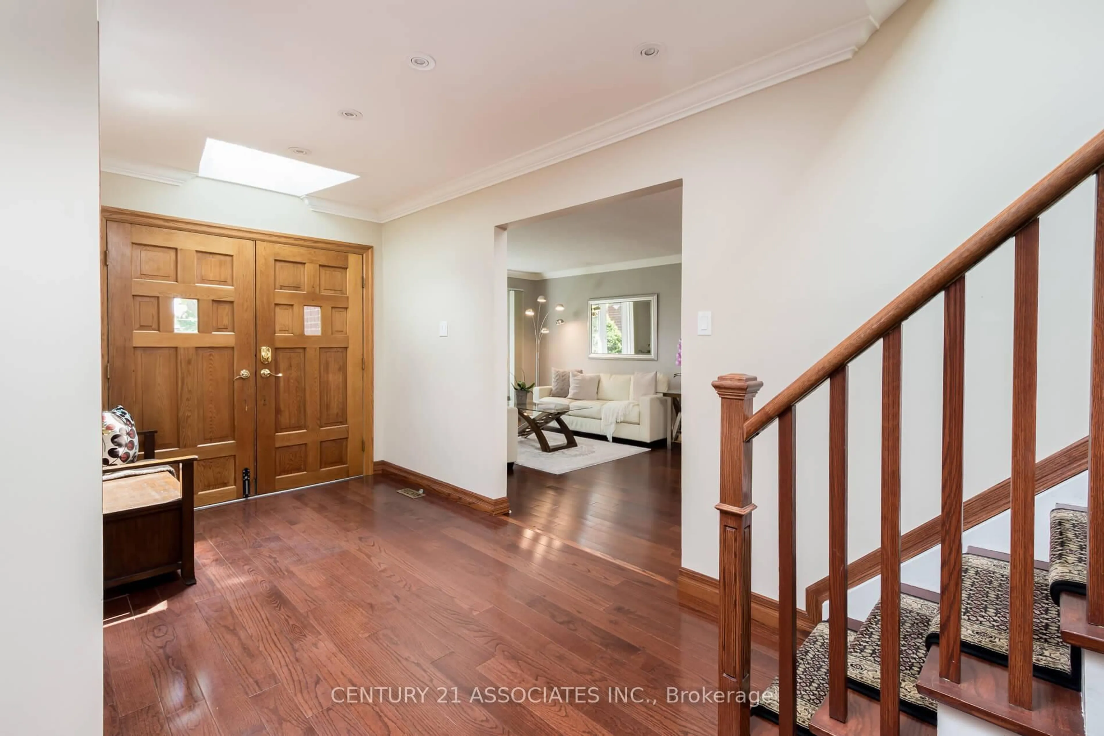 Indoor foyer for 2475 Poplar Cres, Mississauga Ontario L5J 4H2