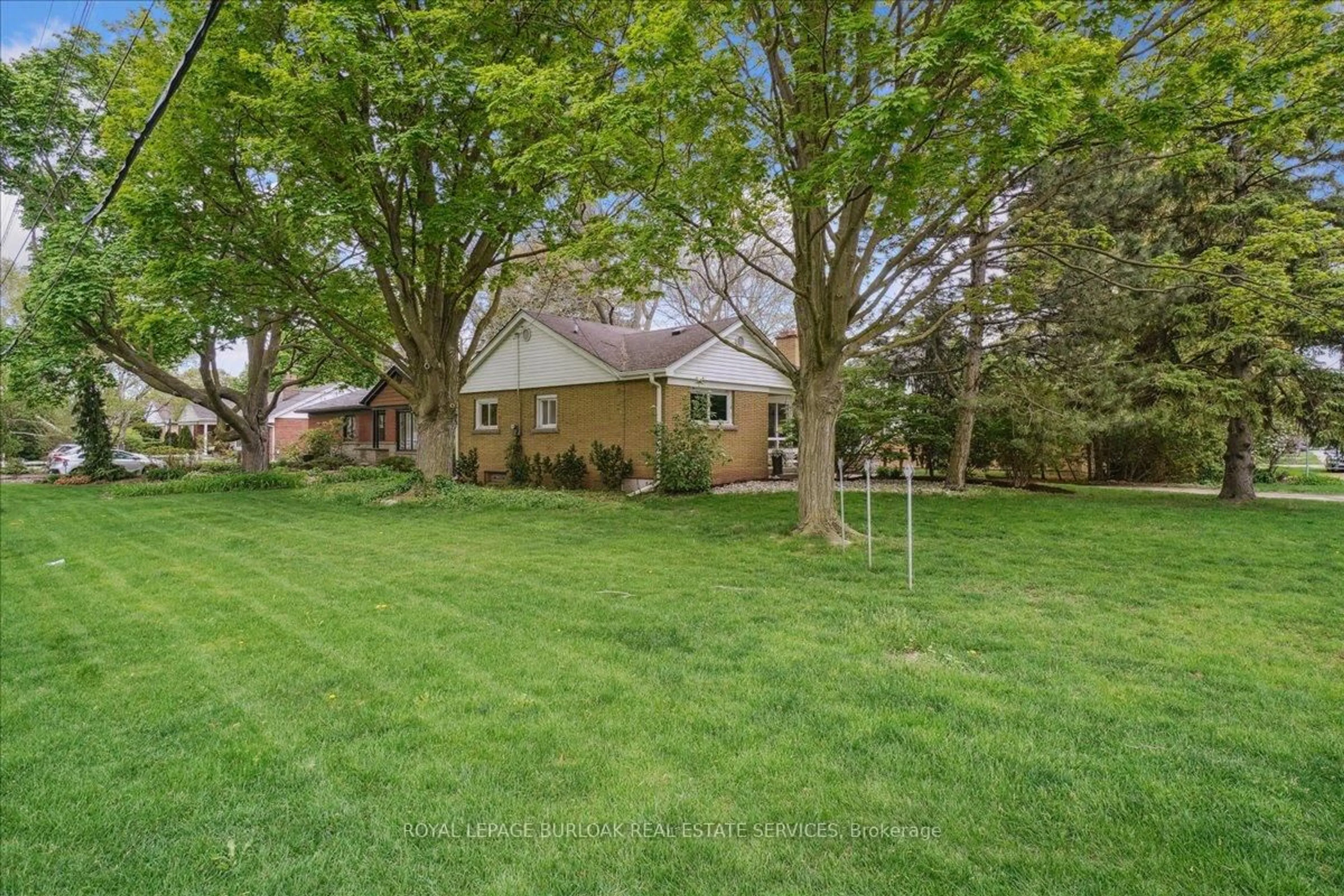 A pic from outside/outdoor area/front of a property/back of a property/a pic from drone, street for 957 Eagle Dr, Burlington Ontario L7T 3A5