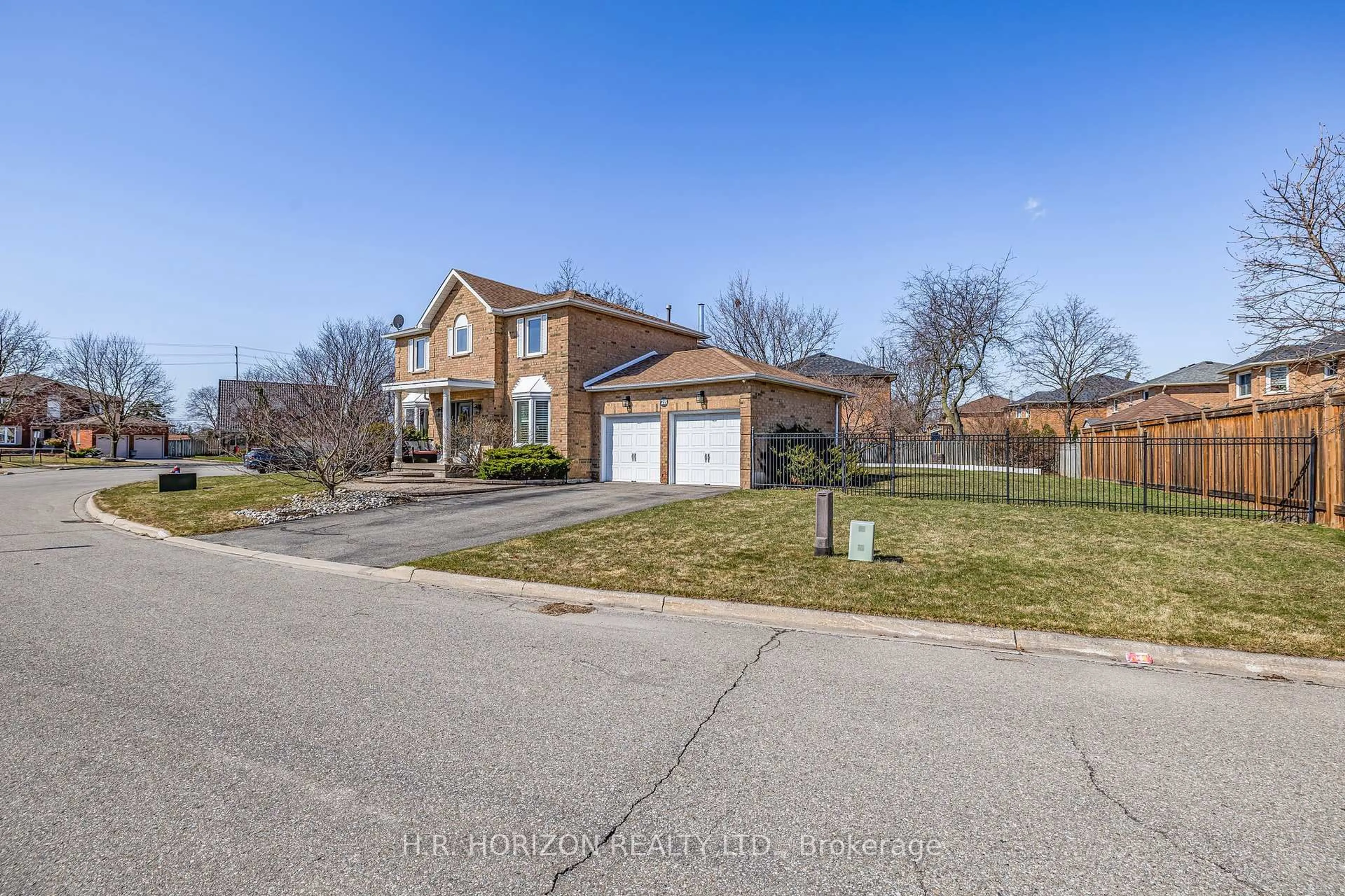 A pic from outside/outdoor area/front of a property/back of a property/a pic from drone, street for 28 Bates Crt, Brampton Ontario L6X 3E8