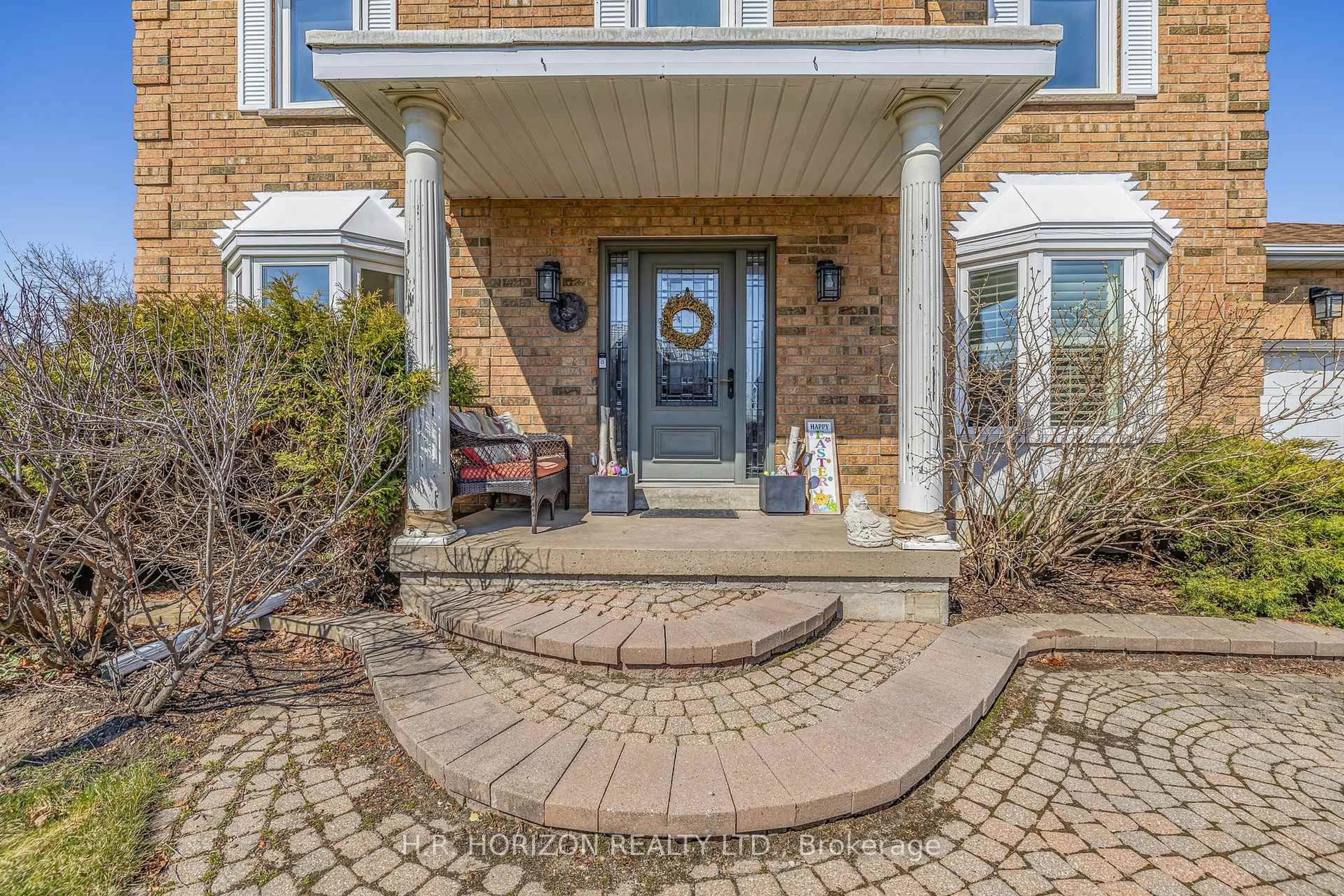 Indoor entryway for 28 Bates Crt, Brampton Ontario L6X 3E8