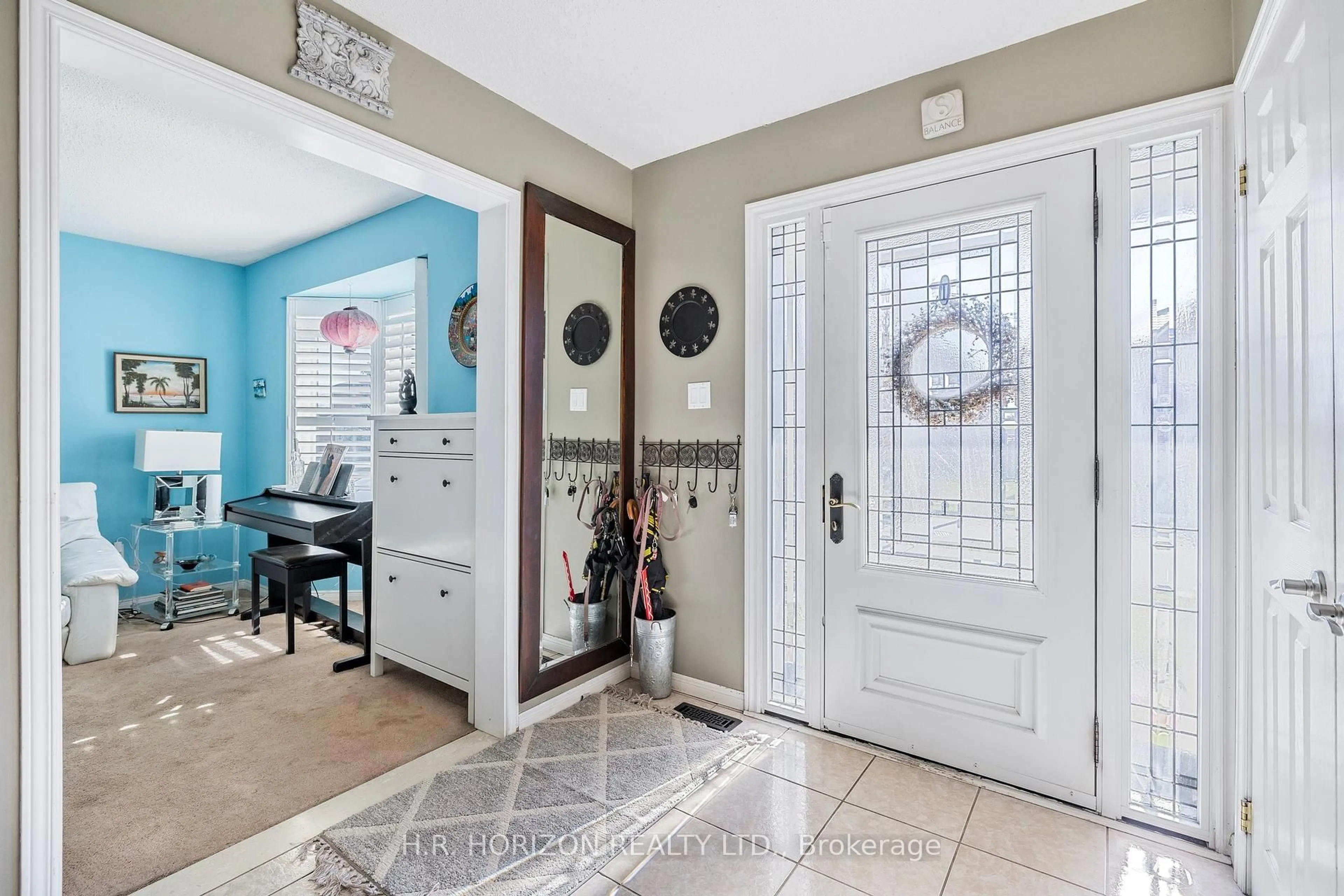 Indoor entryway for 28 Bates Crt, Brampton Ontario L6X 3E8
