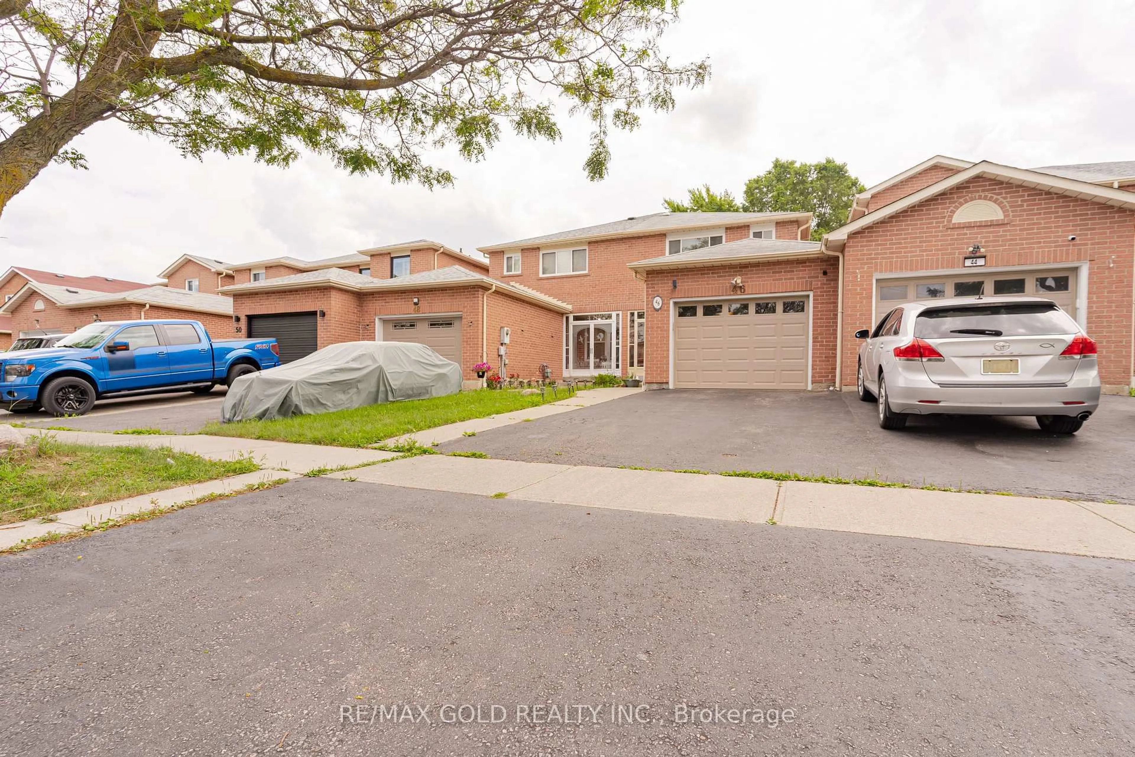 A pic from outside/outdoor area/front of a property/back of a property/a pic from drone, street for 46 Donna Dr, Brampton Ontario L6Z 3V2