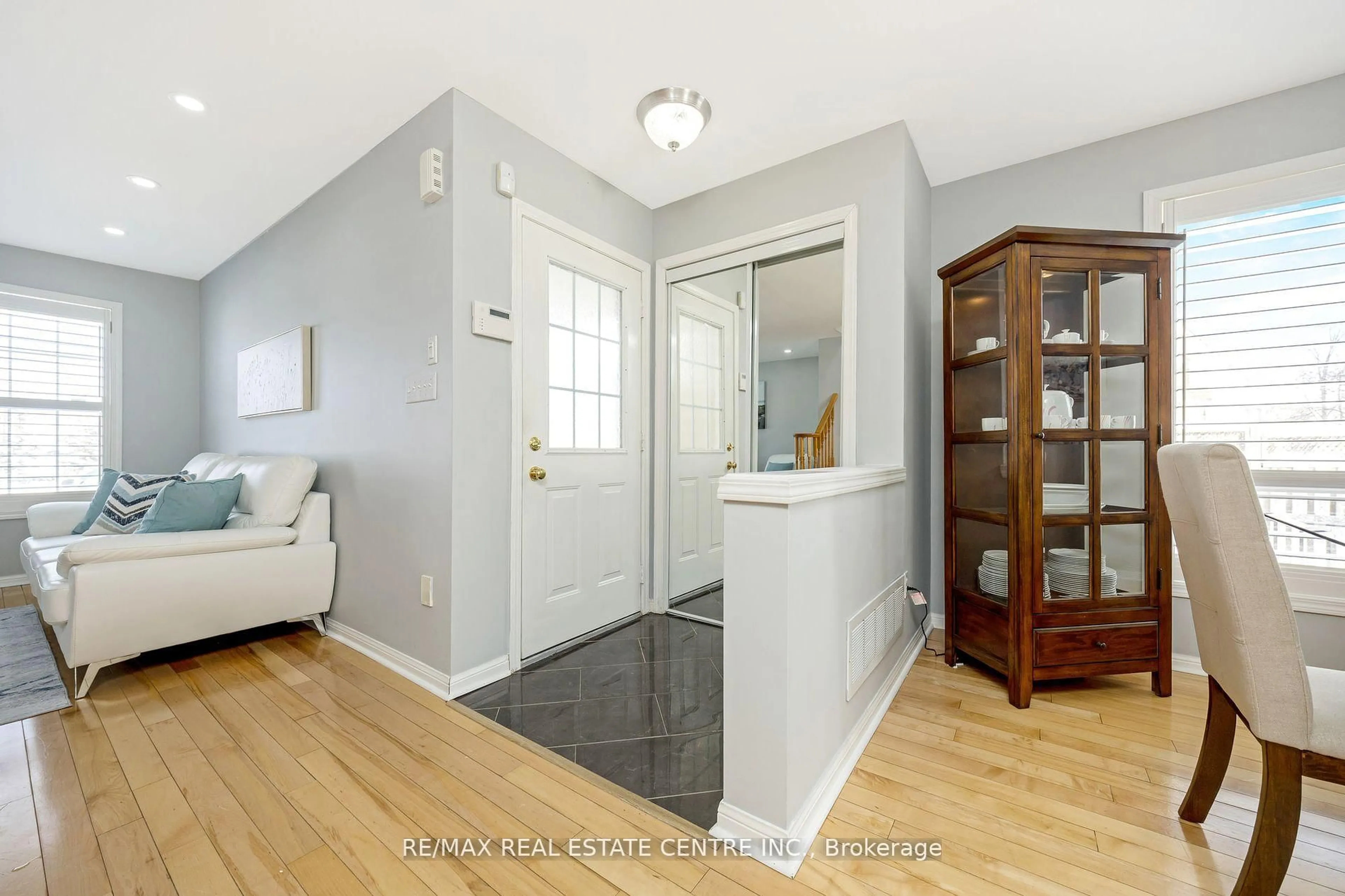 Indoor entryway for 468 Trudeau Dr, Milton Ontario L9T 5K9