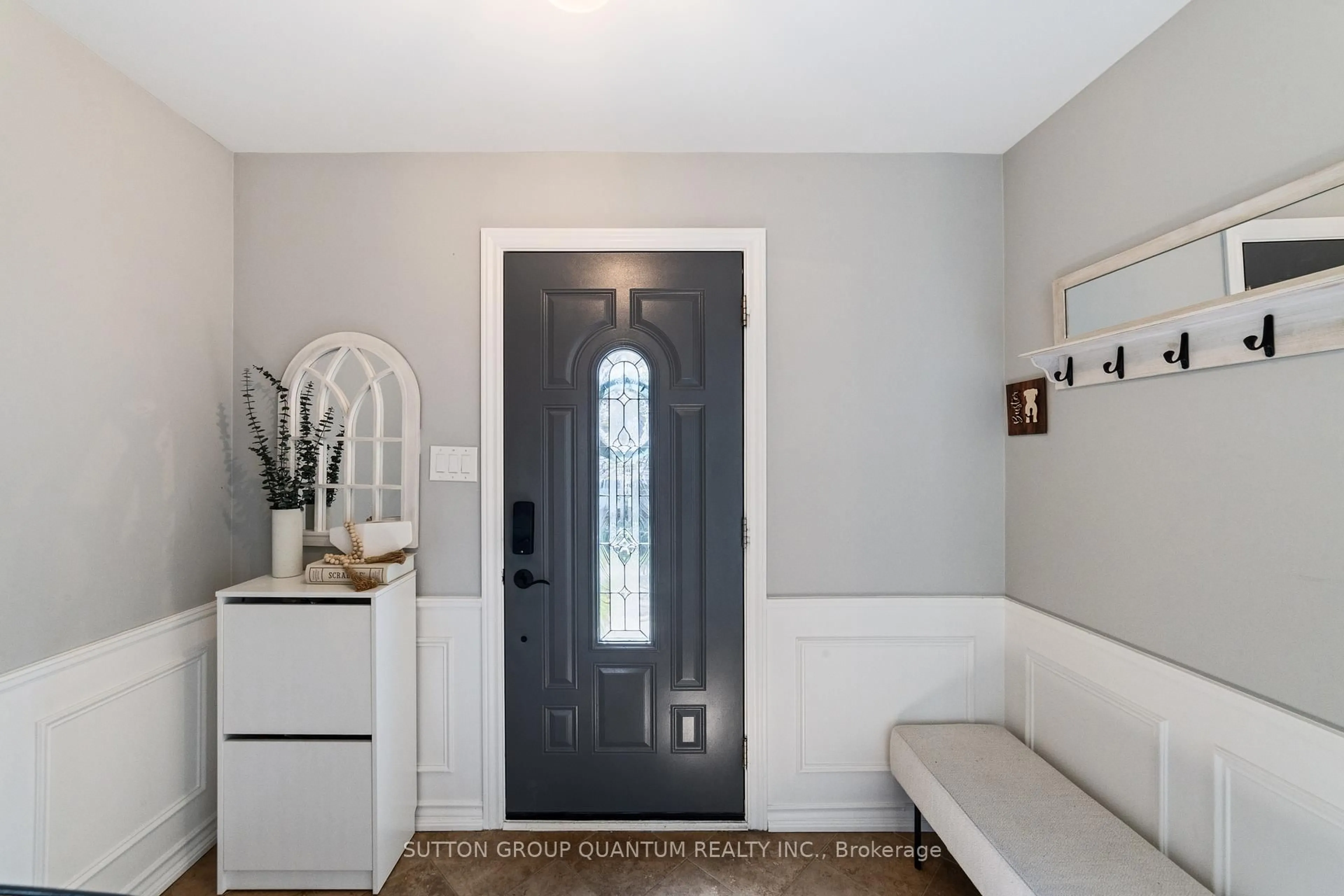 Indoor entryway for 5475 Lakeshore Rd #44, Burlington Ontario L7L 1E1