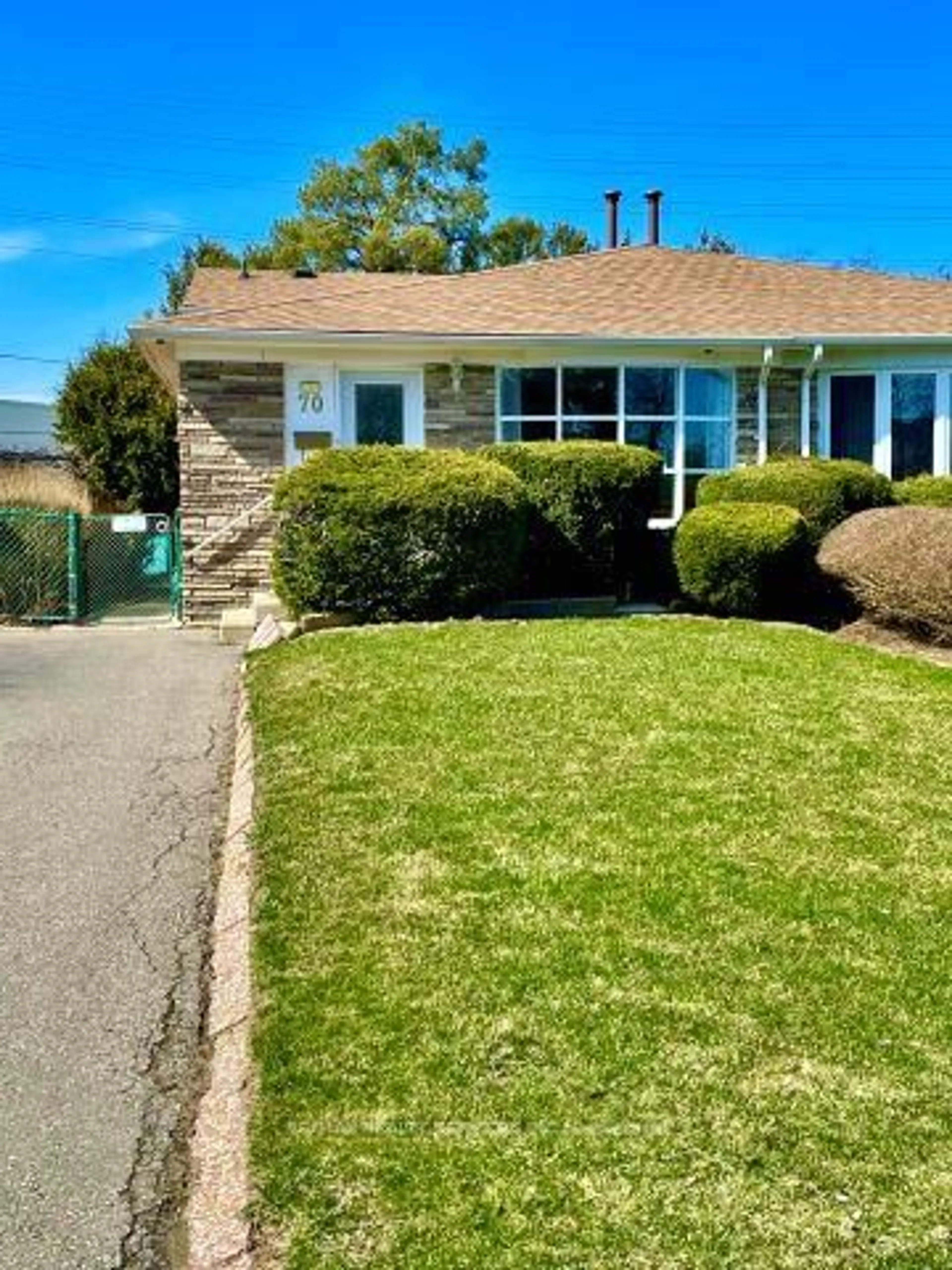 A pic from outside/outdoor area/front of a property/back of a property/a pic from drone, street for 70 Northwood Dr, Brampton Ontario L6X 2L2