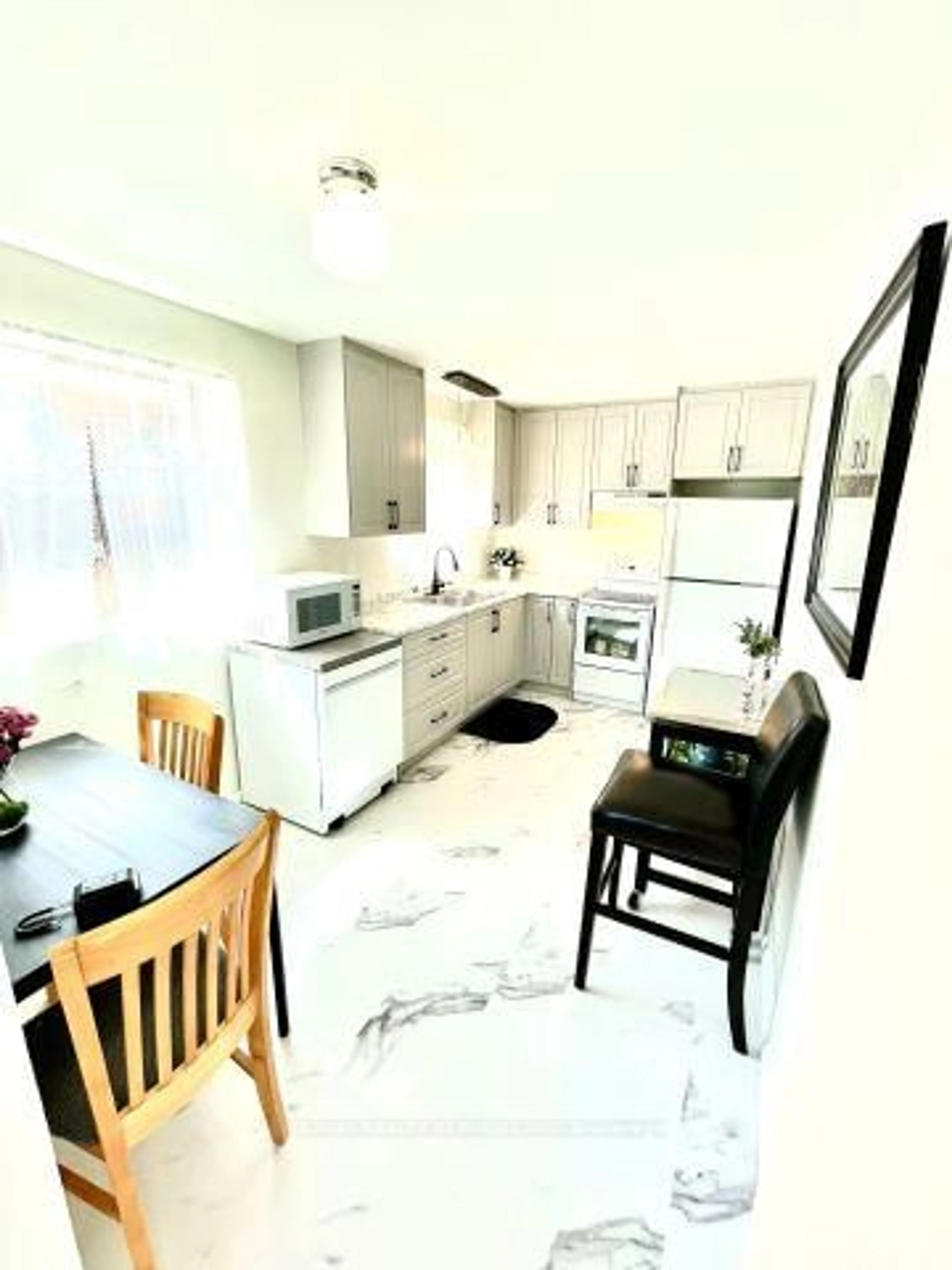 Open concept kitchen, ceramic/tile floor for 70 Northwood Dr, Brampton Ontario L6X 2L2
