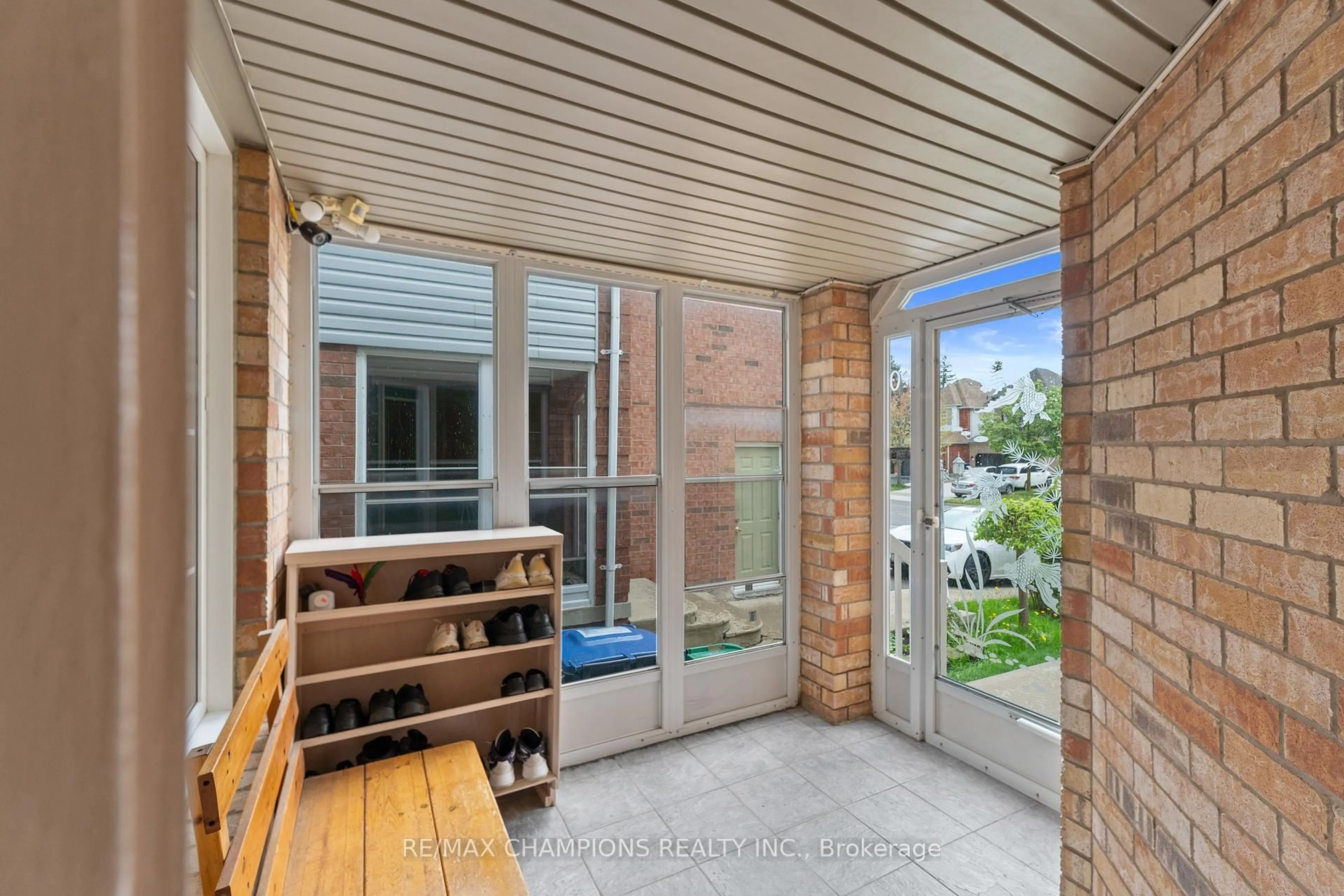 Indoor entryway for 30 Larkspur Rd, Brampton Ontario L6R 2T6