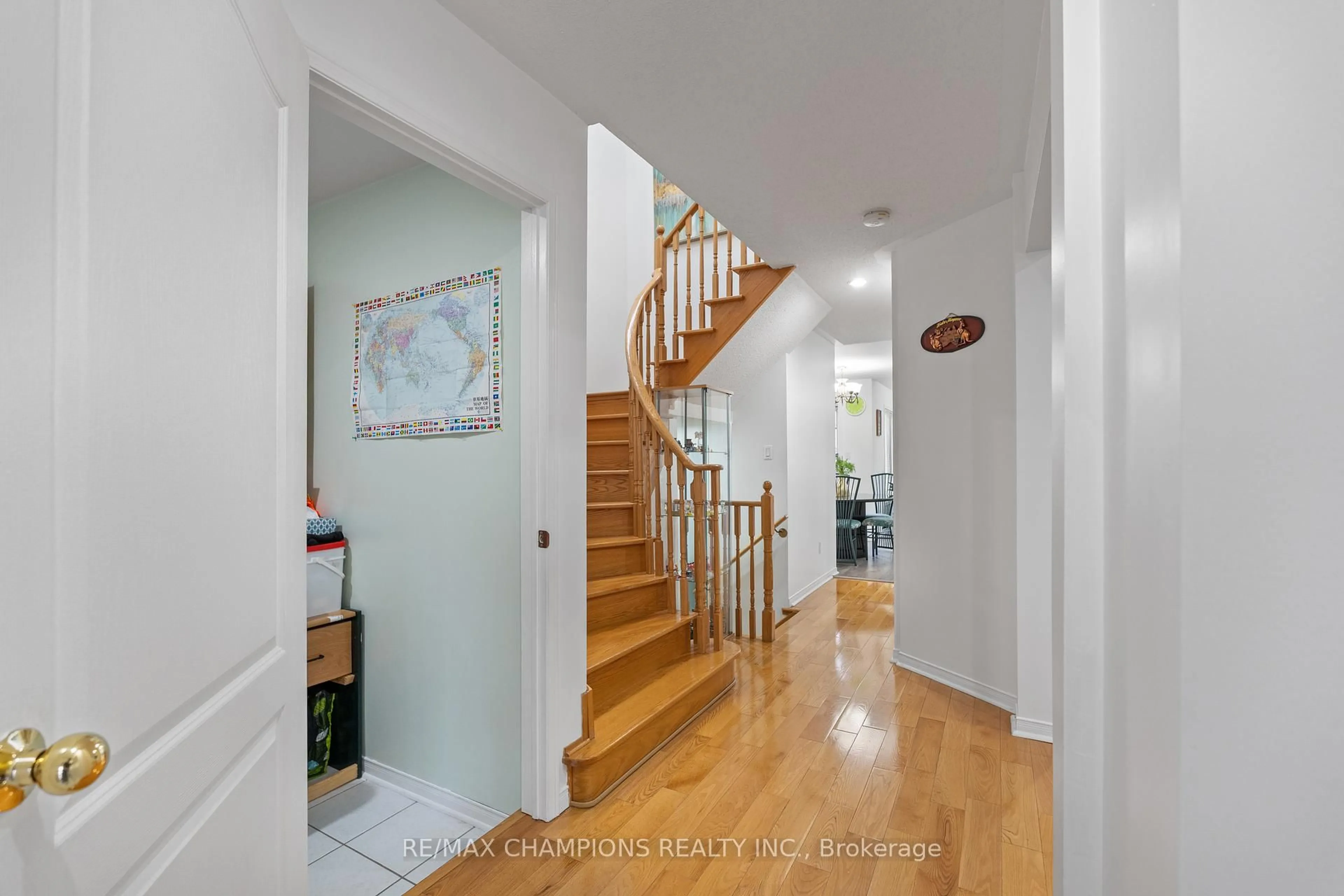 Indoor entryway for 30 Larkspur Rd, Brampton Ontario L6R 2T6