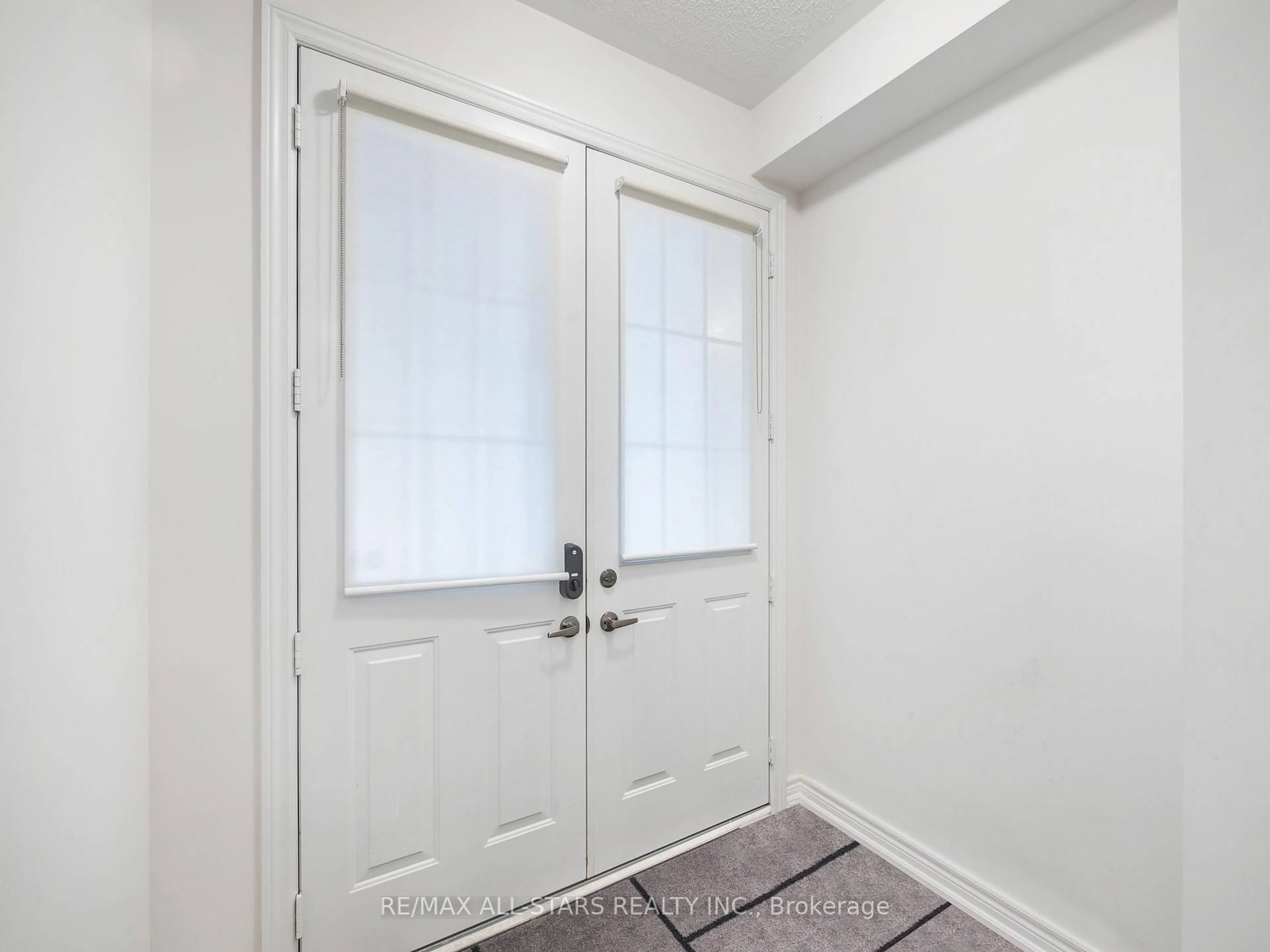 Indoor entryway for 32 Faye St, Brampton Ontario L6P 4M9
